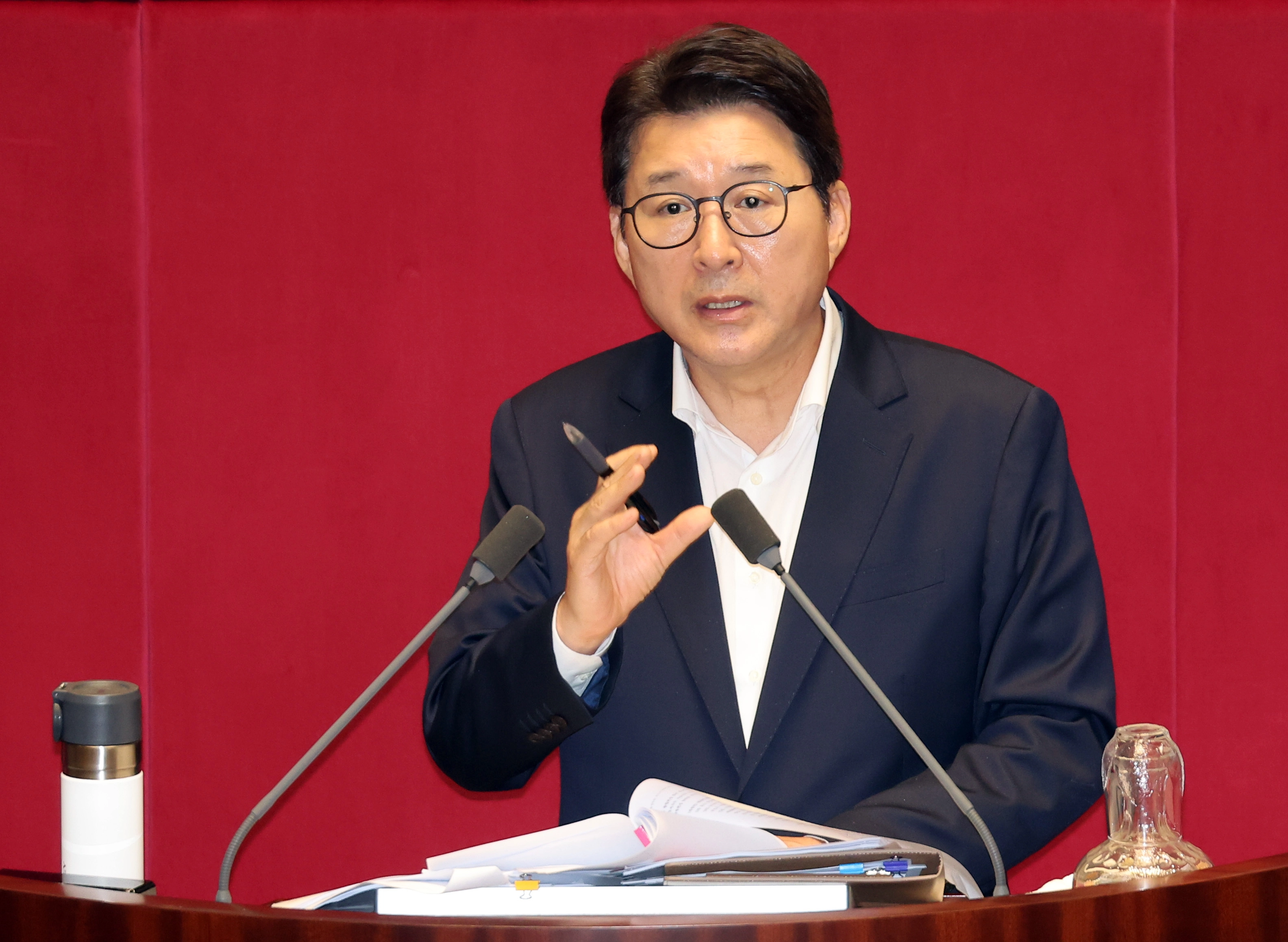 신동욱 국민의힘 의원이 지난 8월 4일 국회 본회의에서 방송3법(방송법·방송문화진흥회법·한국교육방송공사법 개정안)에 관한 무제한 토론을 하고 있다. 연합뉴스