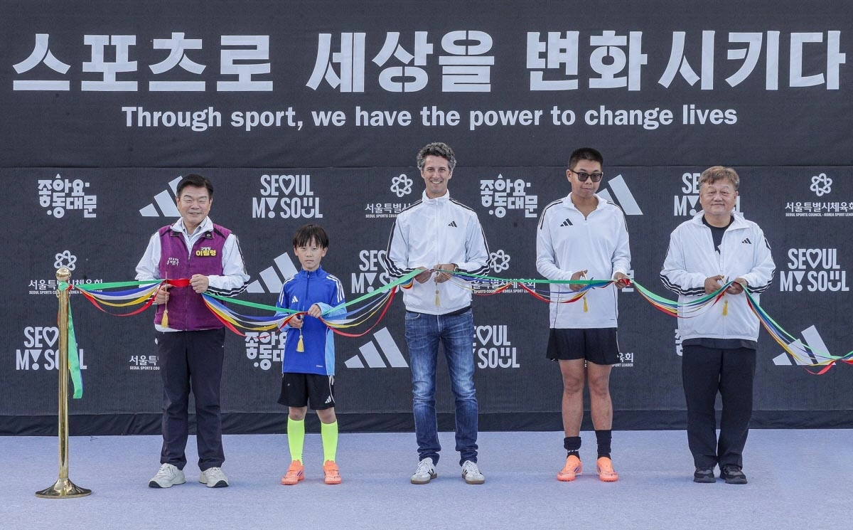 아디다스코리아가 서울시와 함께 ‘서울아 운동하자’ 사회공헌사업의 일환으로 동대문구 휘경2수변공원 풋살장을 재개장했다. 재개장 기념식에서 (왼쪽부터) 동대문구 이필형 구청장, 아디다스코리아 마커스 모렌트 대표(가운데), 서울특별시체육회 정규혁 사무처장(마지막)이 지역 어린이·장애인 축구팀 대표와 기념 커팅식을 진행하고 있다. 사진 - 아디다스 제공