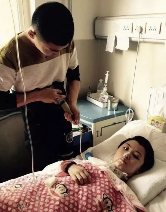 혼수상태에서 깨어난 한 중국 여성이 자신을 의식불명 상태로 만든 사람이 다름 아닌 그를 물심양면으로 돌보던 남자친구라는 사실을 폭로해 큰 파장을 일으켰다. 배포 자료