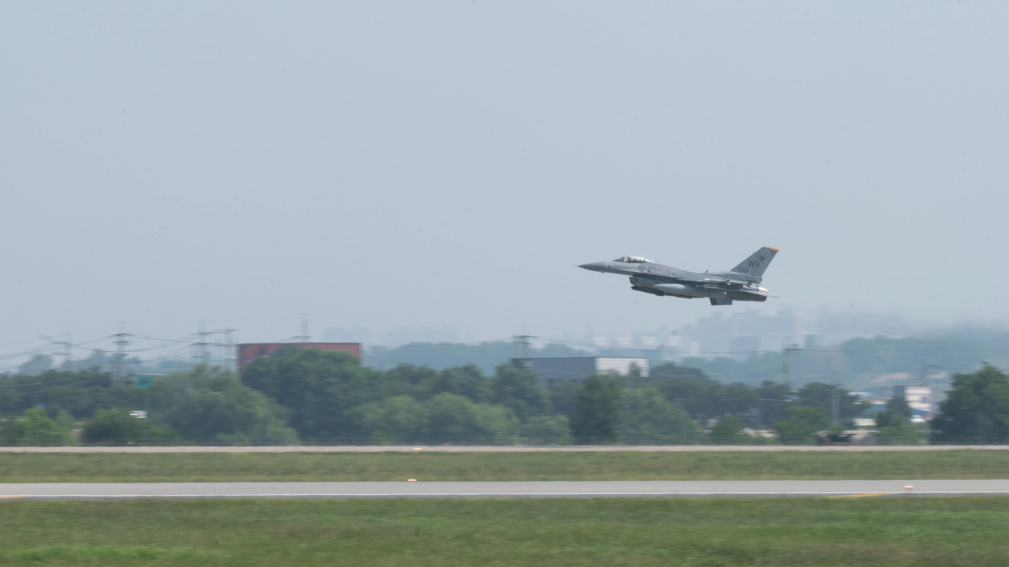 이륙하는 미 공군 F-16 전투기  미 공군 F-16 전투기가 오산기지에서 이륙하고 있다.  뉴시스