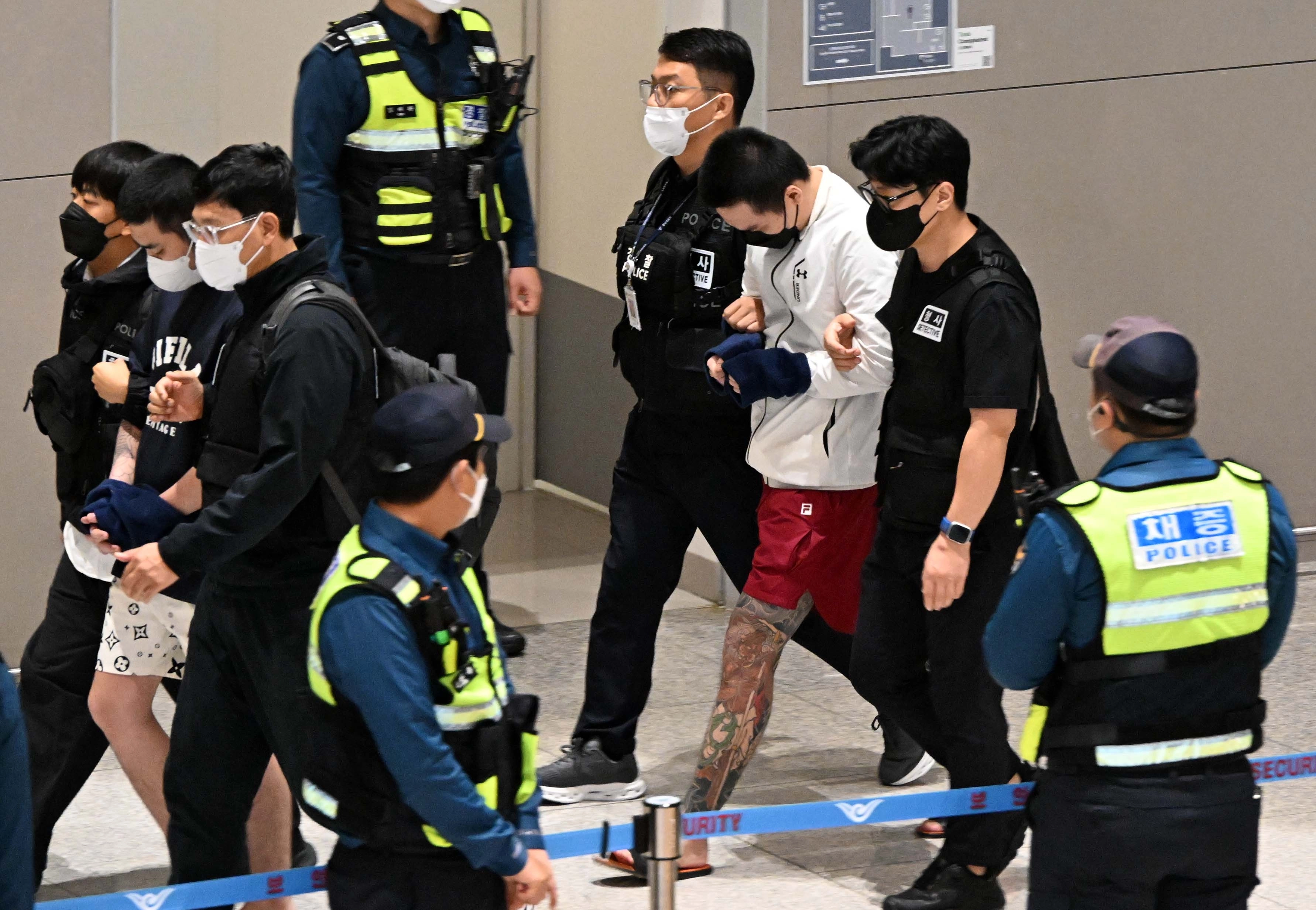 캄보디아 당국의 범죄단지 단속으로 적발돼 구금됐던 한국인들이 18일 오전 인천국제공항 2터미널을 통해 송환되고 있다. 2025.10.18 공동취재