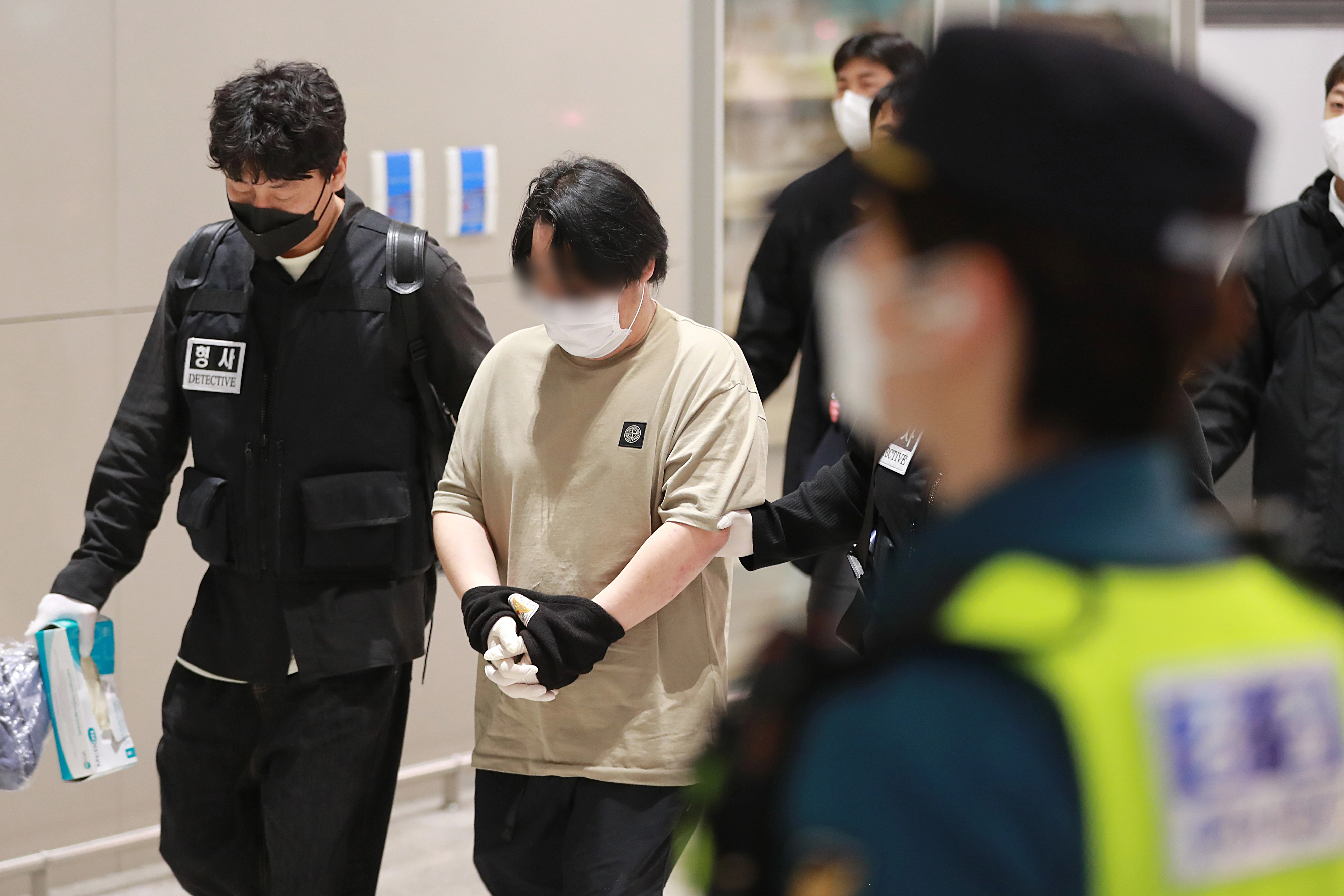 캄보디아 당국의 범죄단지 단속으로 적발돼 구금됐던 한국인들이 18일 오전 인천국제공항 2터미널을 통해 송환되고 있다. 2025.10.18 공동취재