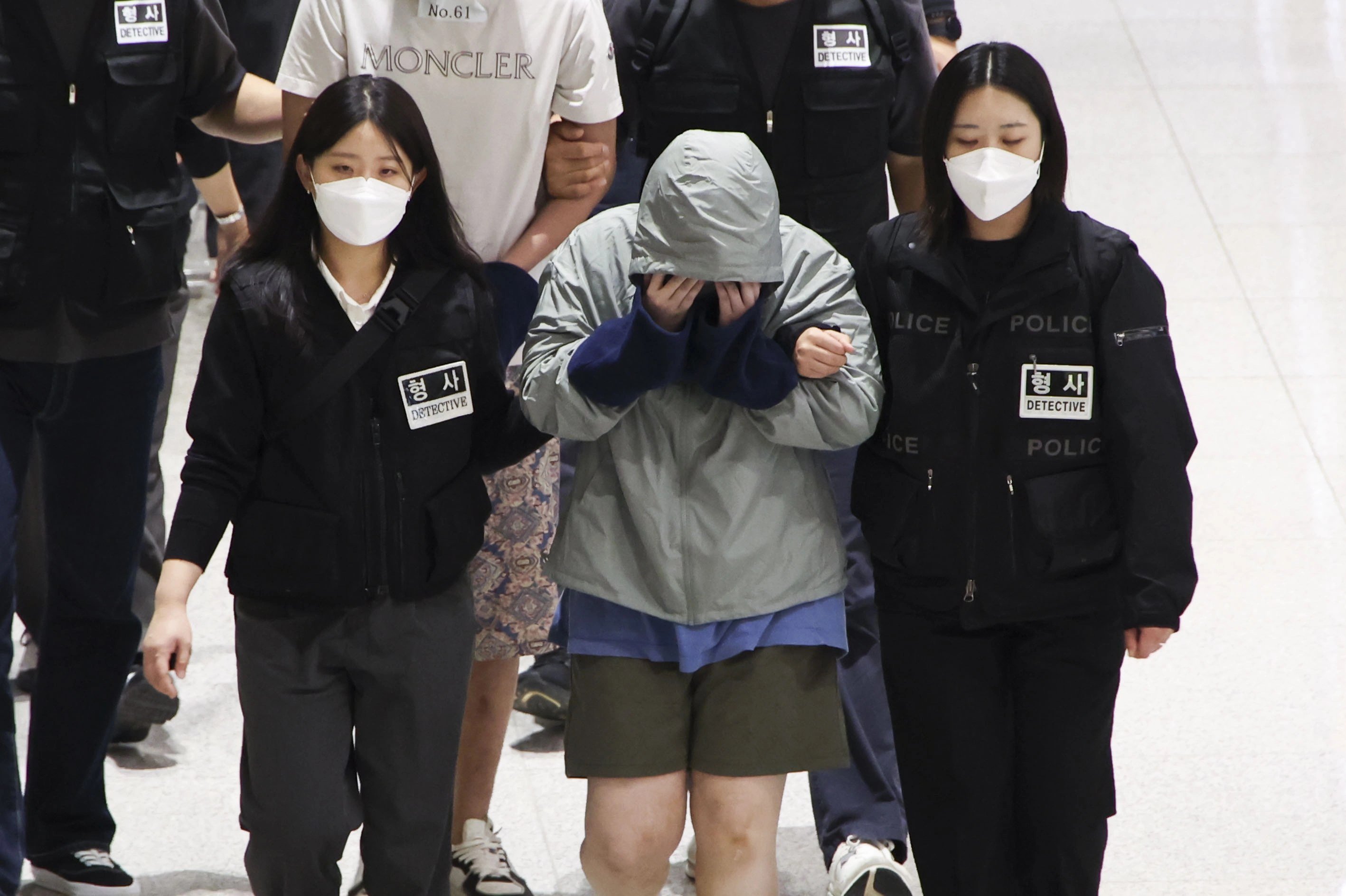 캄보디아 당국의 범죄단지 단속으로 적발돼 구금됐던 한국인들이 18일 오전 인천국제공항 2터미널을 통해 송환되고 있다. 2025.10.18 공동취재