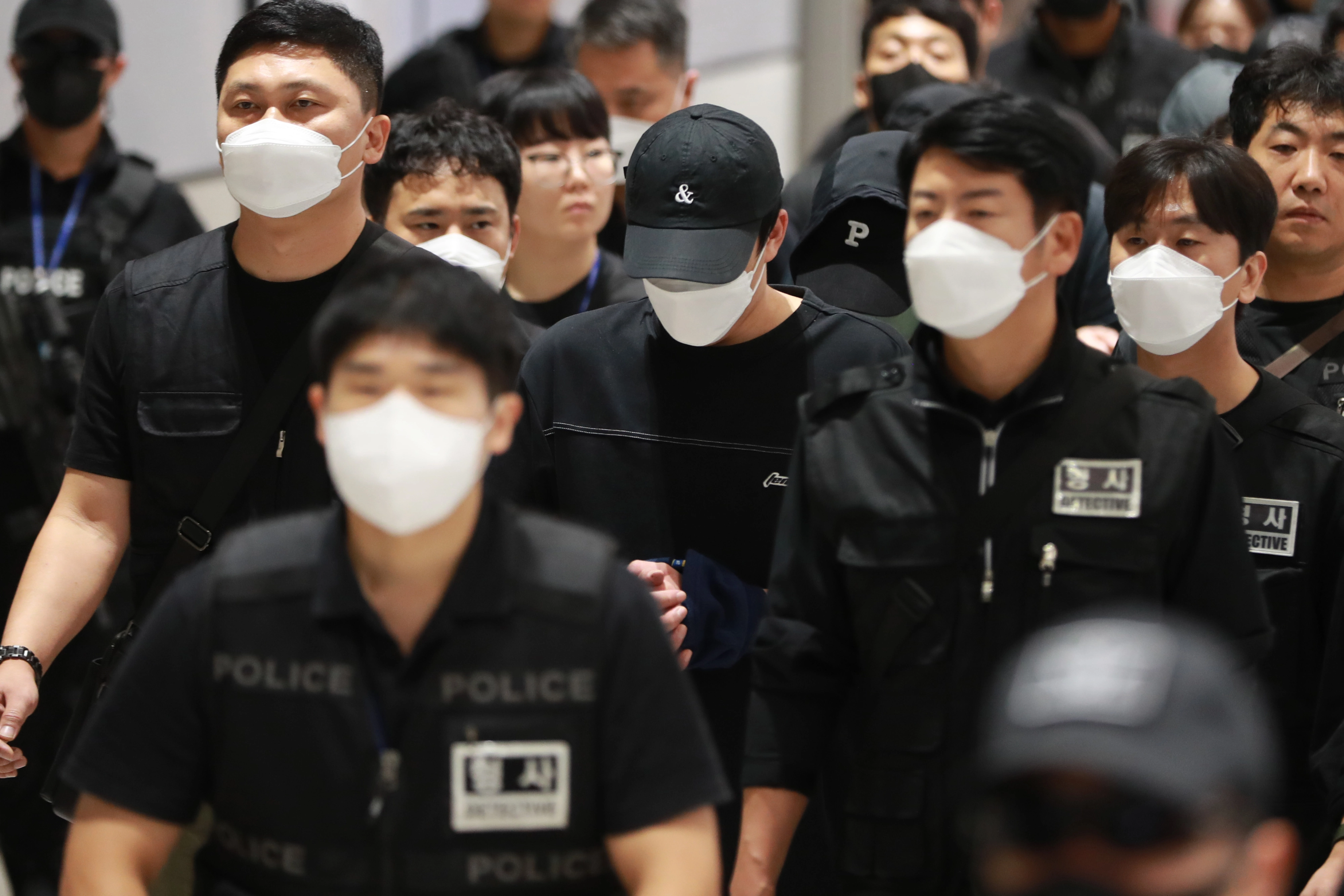 캄보디아 당국의 범죄단지 단속으로 적발돼 구금됐던 한국인들이 18일 오전 인천국제공항 2터미널을 통해 송환되고 있다. 2025.10.18 공동취재