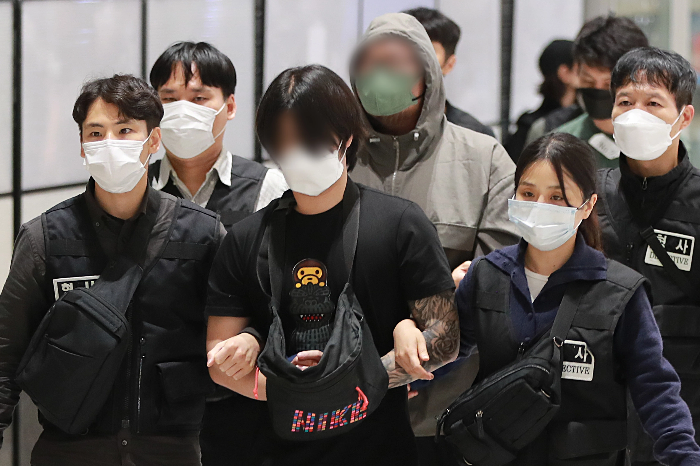캄보디아 당국의 범죄단지 단속으로 적발돼 구금됐던 한국인들이 18일 오전 인천국제공항 2터미널을 통해 송환되고 있다. 2025.10.18 공동취재