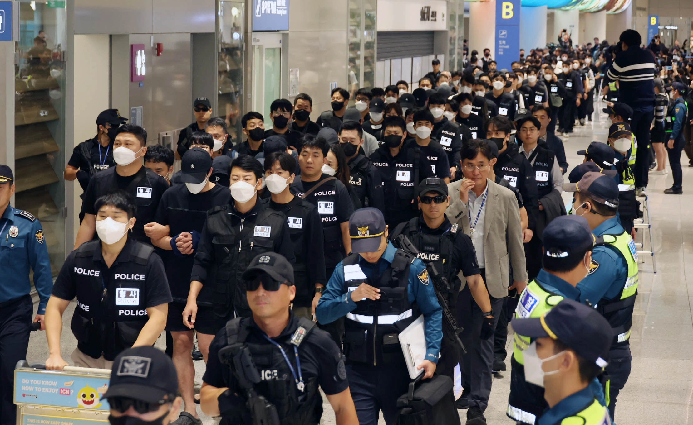 캄보디아 당국의 범죄단지 단속으로 적발돼 구금됐던 한국인들이 18일 오전 인천국제공항 2터미널을 통해 송환되고 있다. 2025.10.18 공동취재