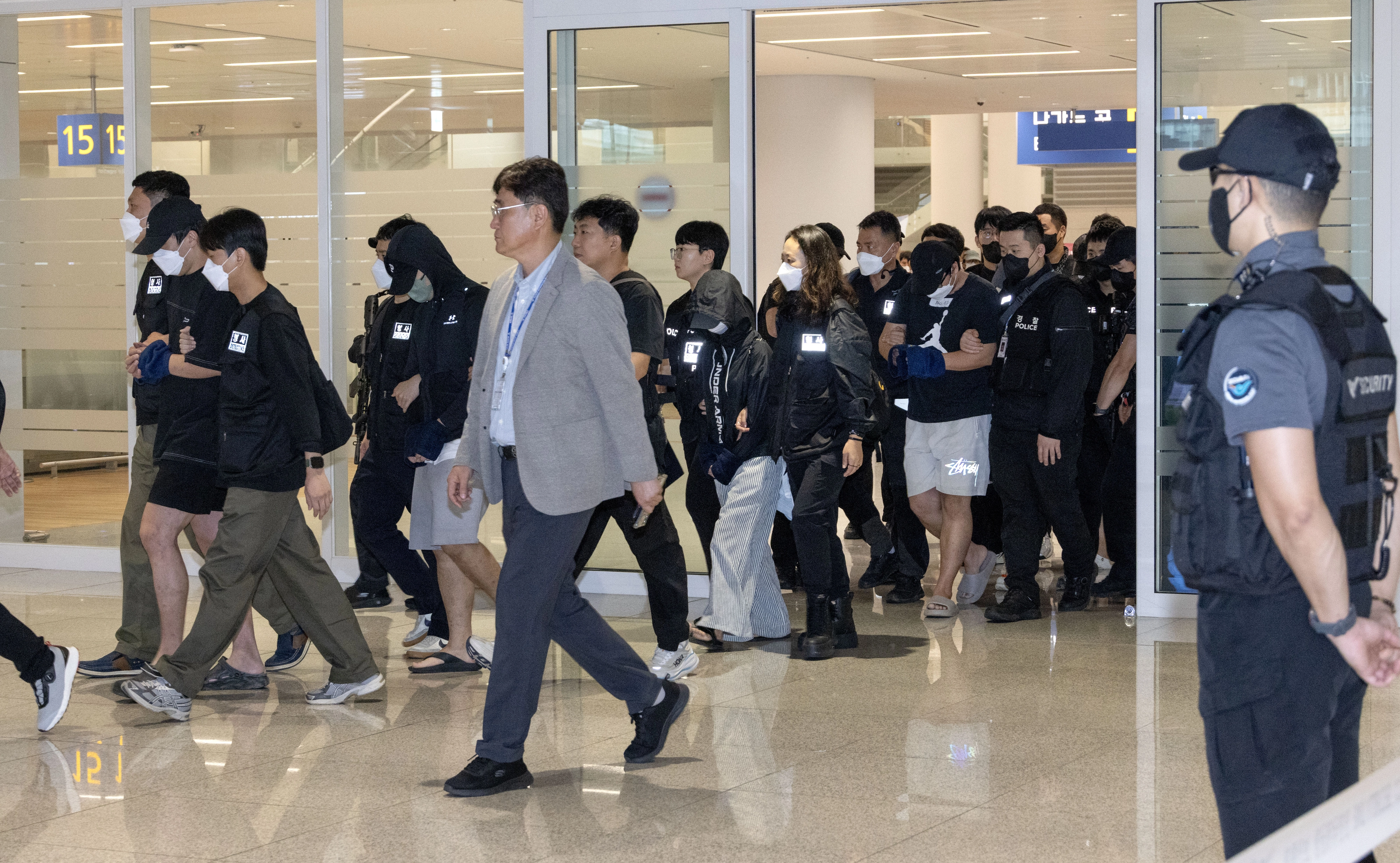 캄보디아 당국의 범죄단지 단속으로 적발돼 구금됐던 한국인들이 18일 오전 인천국제공항 2터미널을 통해 송환되고 있다. 뉴시스