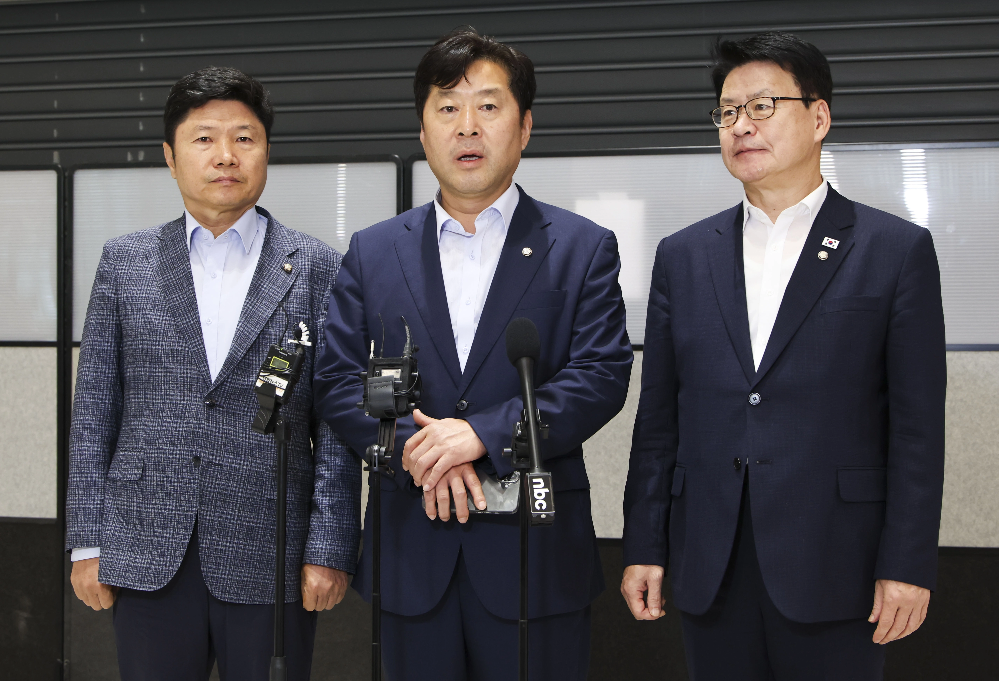 한인 납치·감금 사태 관련 캄보디아 파견을 마친 더불어민주당 재외국민안전대책단 의원들이 18일 오전 인천국제공항을 통해 귀국해 발언하고 있다. 왼쪽부터 홍기원, 황명선, 임호선 의원.  연합뉴스