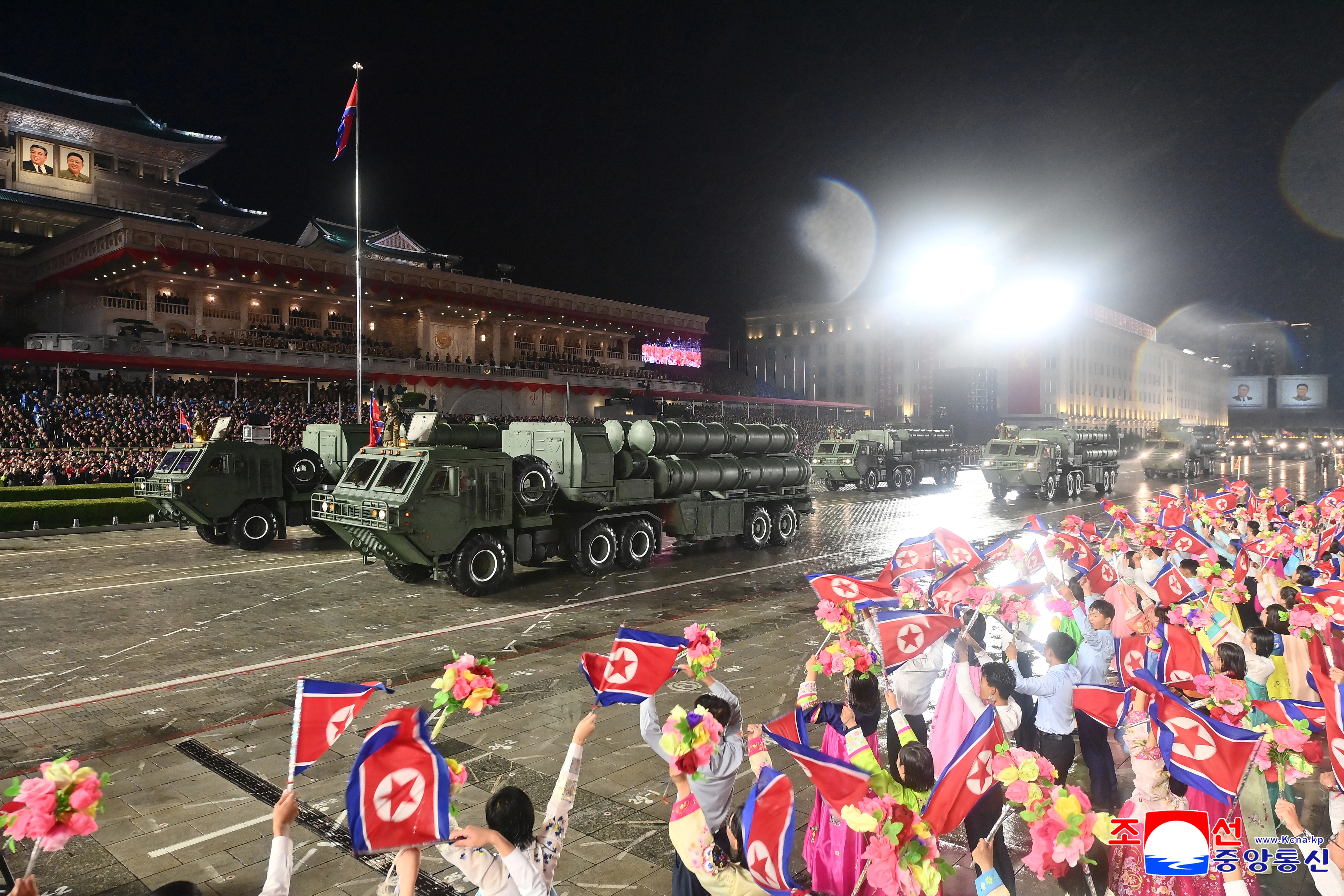 노동당 창건 80주년 경축 열병식에서 북한 주민들이 인공기를 흔들고 있는 모습. 2025.10.11 평양 조선중앙통신 연합뉴스