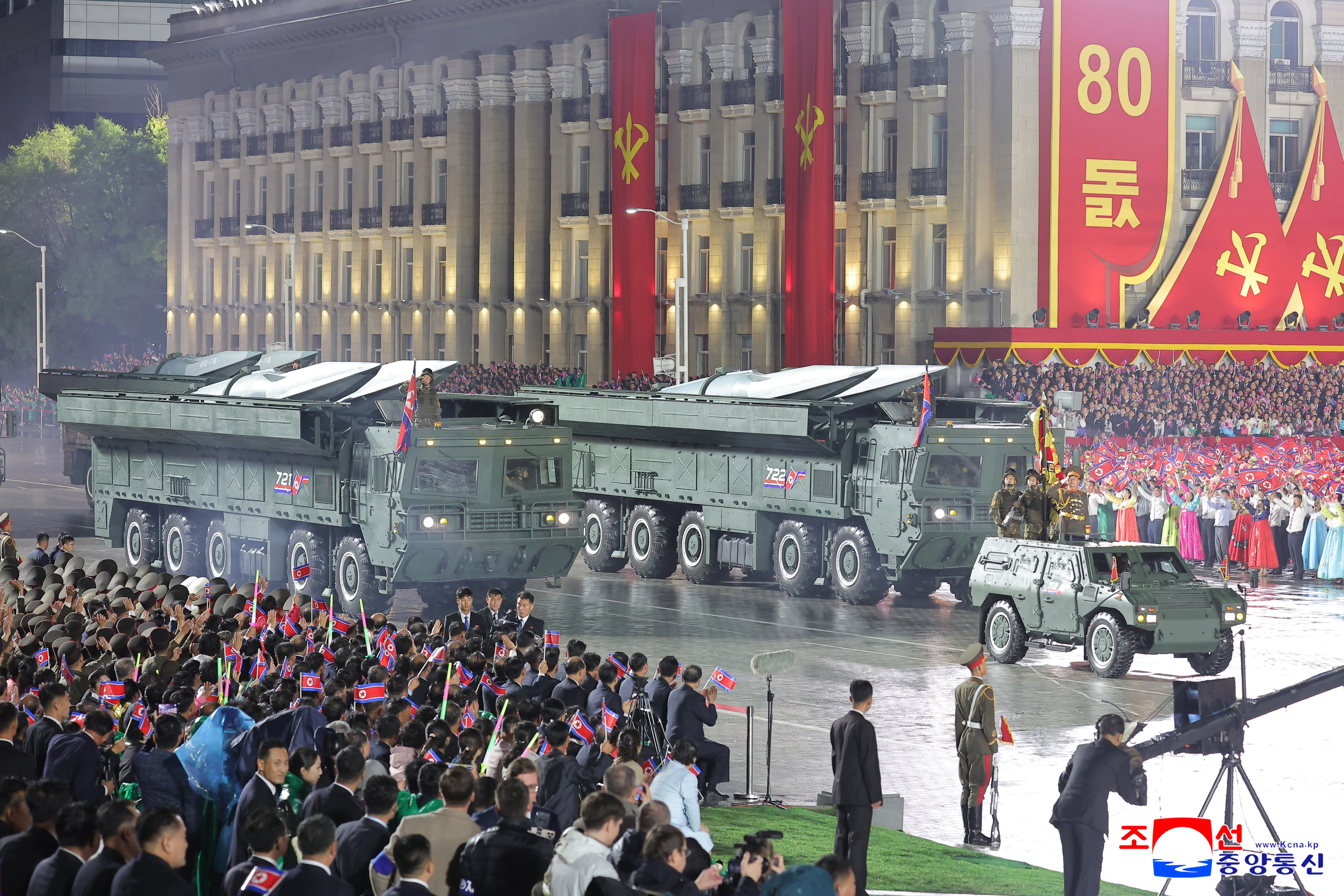 북한 극초음속 단거리탄도미사일(SRBM) ‘화성-11마’. 탄두부가 극초음속 활공체(HGV) 형태로 개량된 것이 특징으로 마하 5 이상의 속도로 저공 활공하며 한미의 방공망을 우회 타격할 수 있을 것으로 분석된다. 2025.10.11 평양 조선중앙통신 연합뉴스