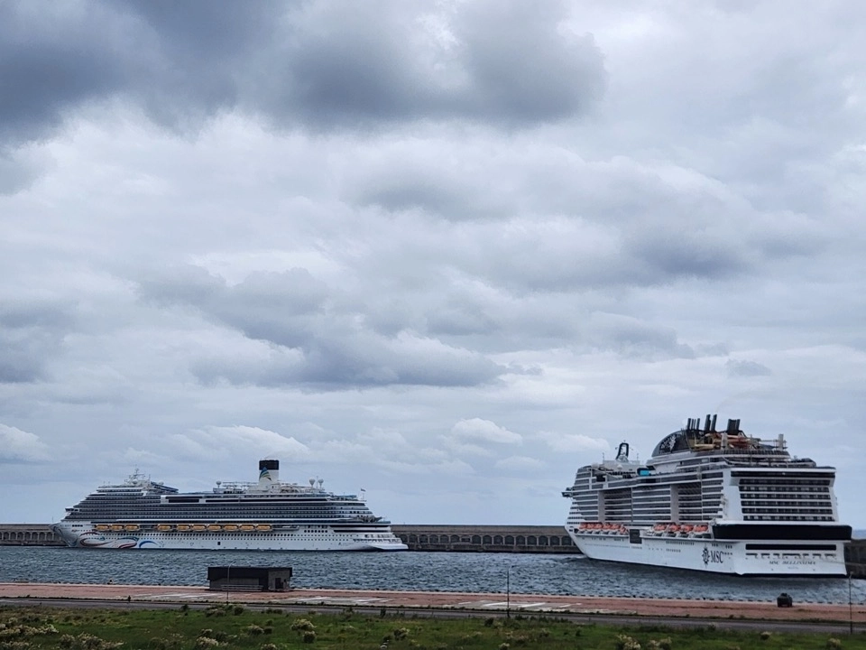 지난 17일 서귀포 강정항에 입항한 아도라매직시티호와 MSC크루즈의 모습. 제주도 제공