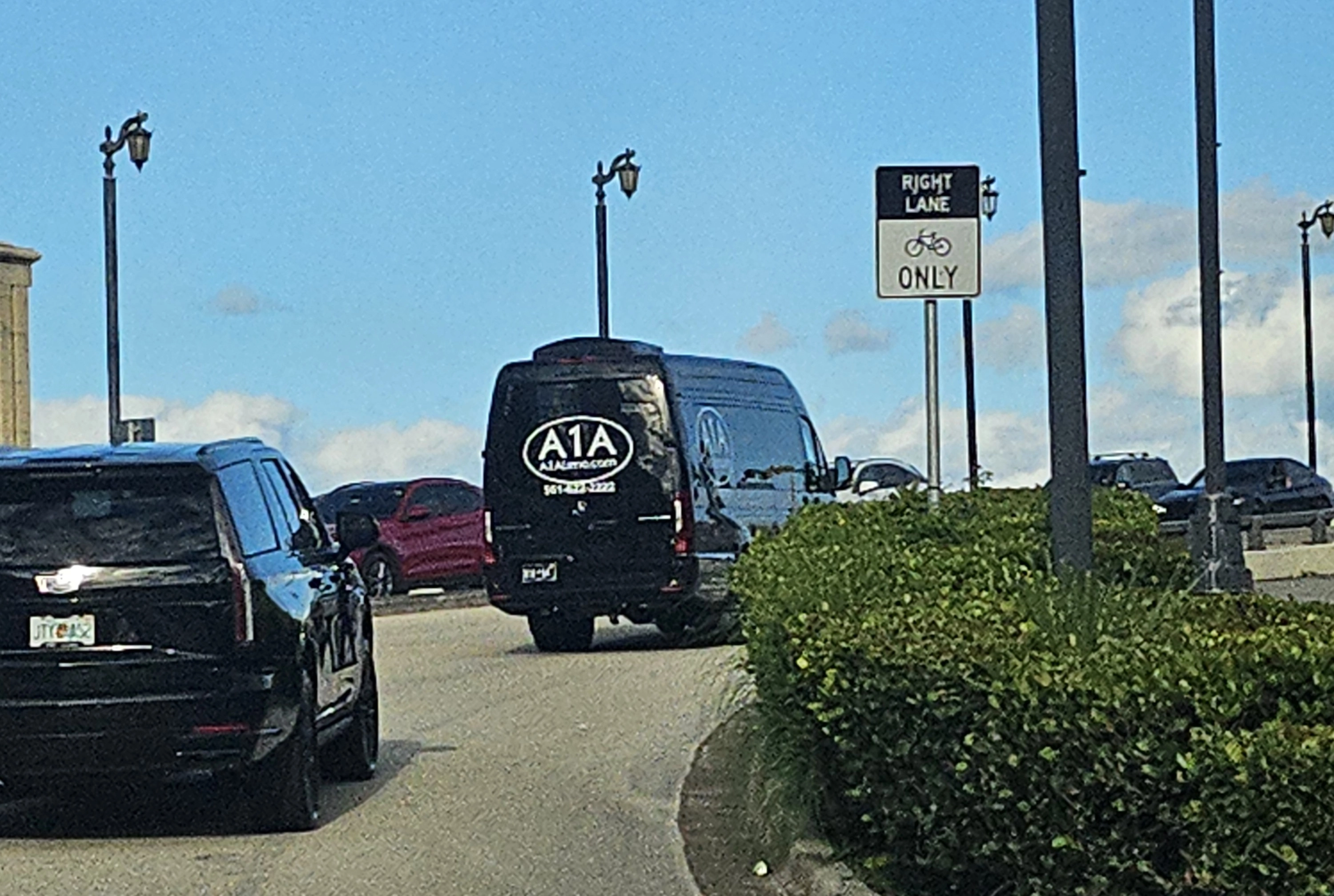 손정의 회장과 한국 기업 대표단 탑승 추정 리무진 버스  한국 기업 총수들과 이들을 트럼프 대통령과의 골프 회동에 초청한 손정의 일본 소프트뱅크 회장이 탑승한 것으로 추정되는 검정 리무진 버스가 18일(현지시간) 골프 경기를 마치고 팜비치 섬으로 건너가는 모습. 뒤쪽 차량에는 수행원들이 탑승한 것으로 보인다. 2025.10.18 팜비치 연합뉴스