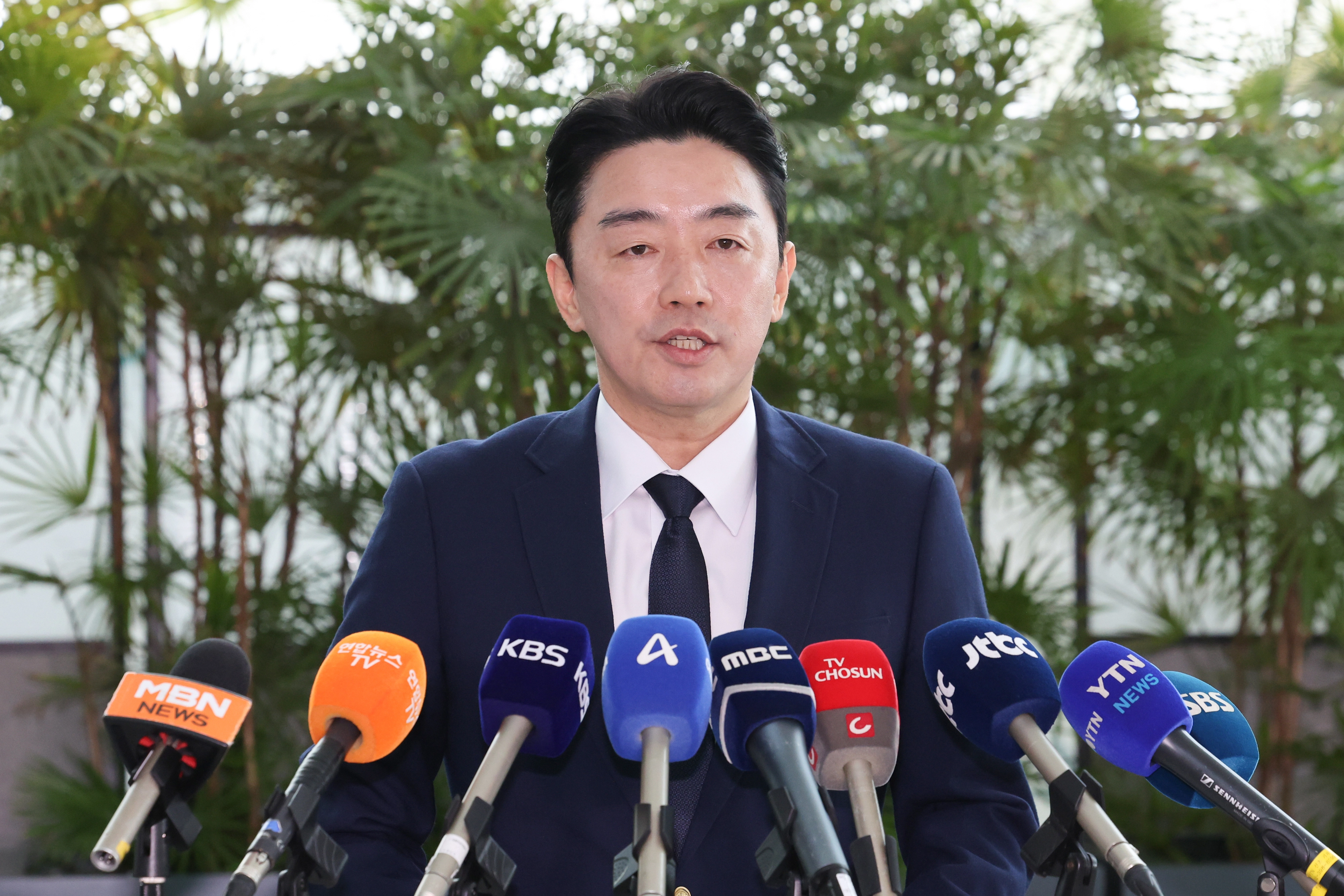 강훈식 대통령 비서실장, 전략경제협력 특사로 독일 출국  전략경제협력 특사로 임명된 강훈식 대통령 비서실장이 19일 인천국제공항 제1터미널에서 독일 프랑크푸르트 출국에 앞서 입장을 밝히고 있다. 
연합뉴스