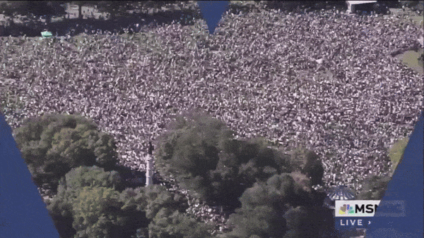 18일(현지시간)  미국 매사추세츠주 보스턴에서 도널드 트럼프 미국 대통령의 정책에 반대하는 ‘노 킹스’(No Kings·왕은 없다) 시위가 벌어지고 있다. 2025.10.18 MSNBC 화면