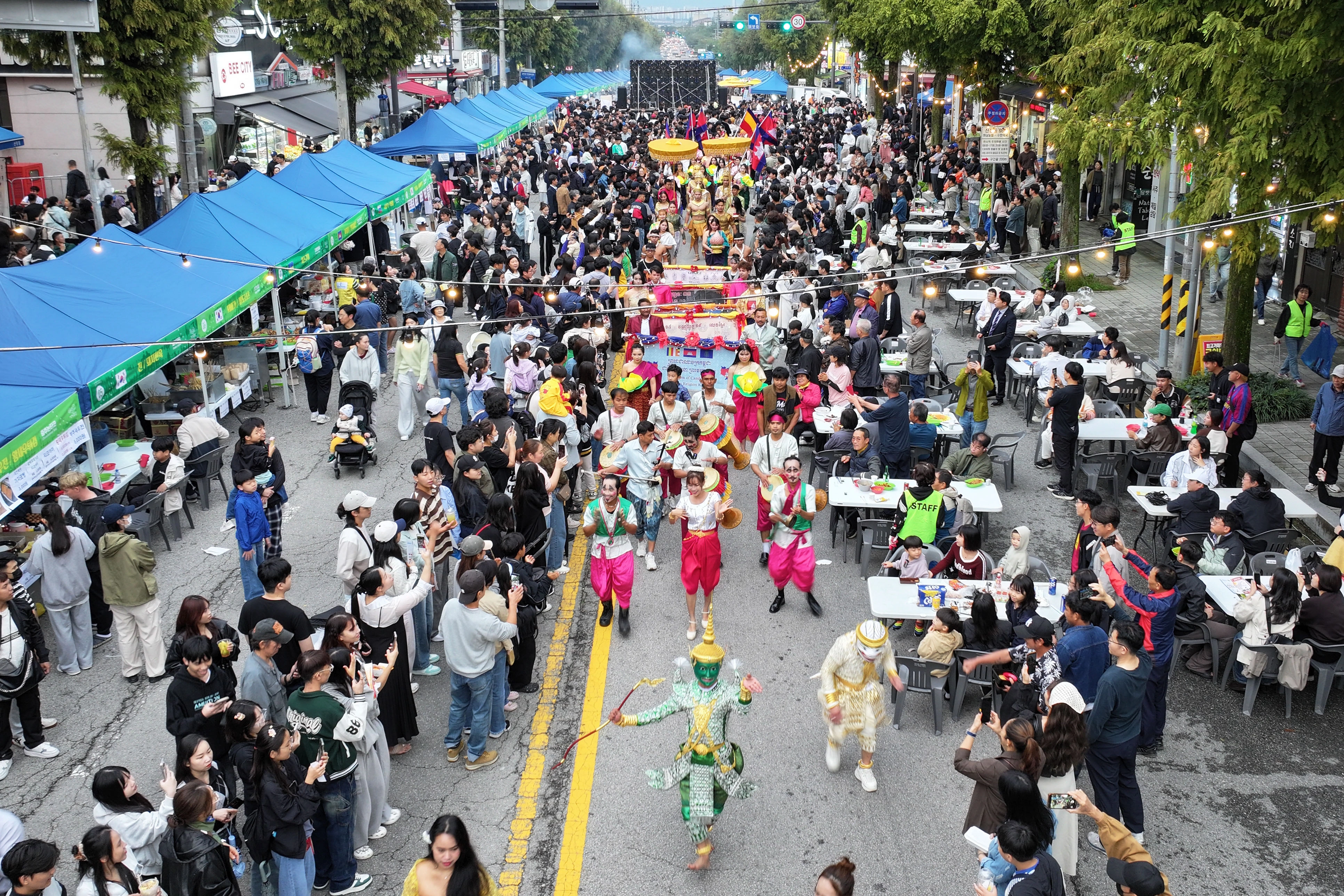 지난 18일 광산구 월곡 목련로 일대에서 진행된 ‘2025 광산세계야시장’에서 세계 각국의 이주민들이 전통의상을 입고 퍼레이드를 펼치고 있다. 광주광역시 광산구 제공
