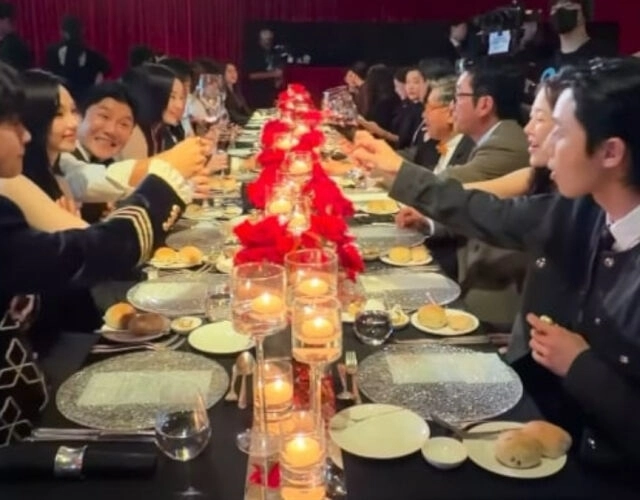 국내 패션 잡지 더블유코리아가 지난 15일 서울의 한 호텔에서 연 유방암 인식 향상 캠페인 행사에 참석한 연예인 등이 술잔을 들고 건배하는 모습. 인스타그램 캡처