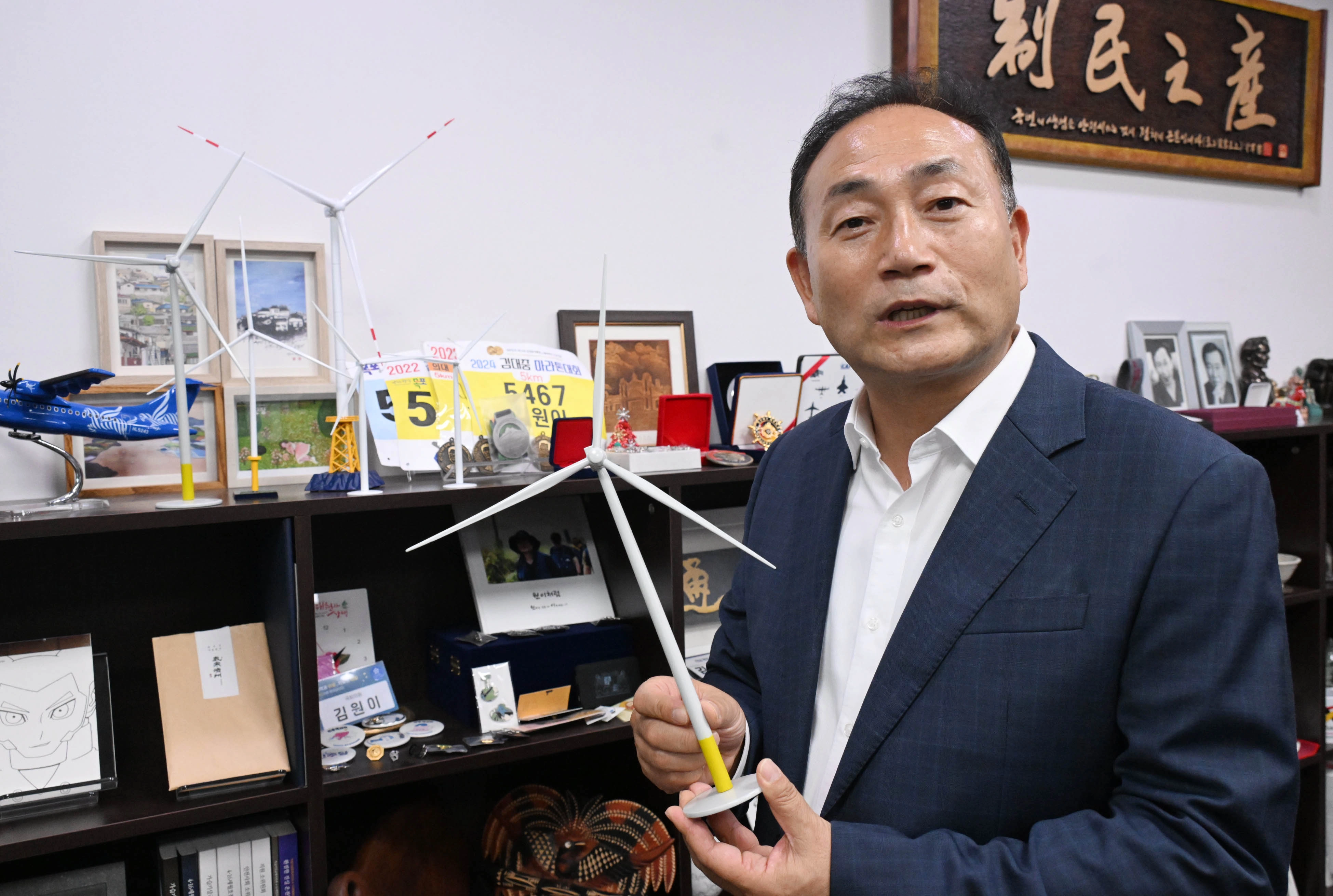 김원이 더불어민주당 의원이 19일 국회 의원회관에서 진행된 서울신문과의 인터뷰에 앞서 해상풍력 기술에 대해 설명하고 있다. 안주영 전문기자