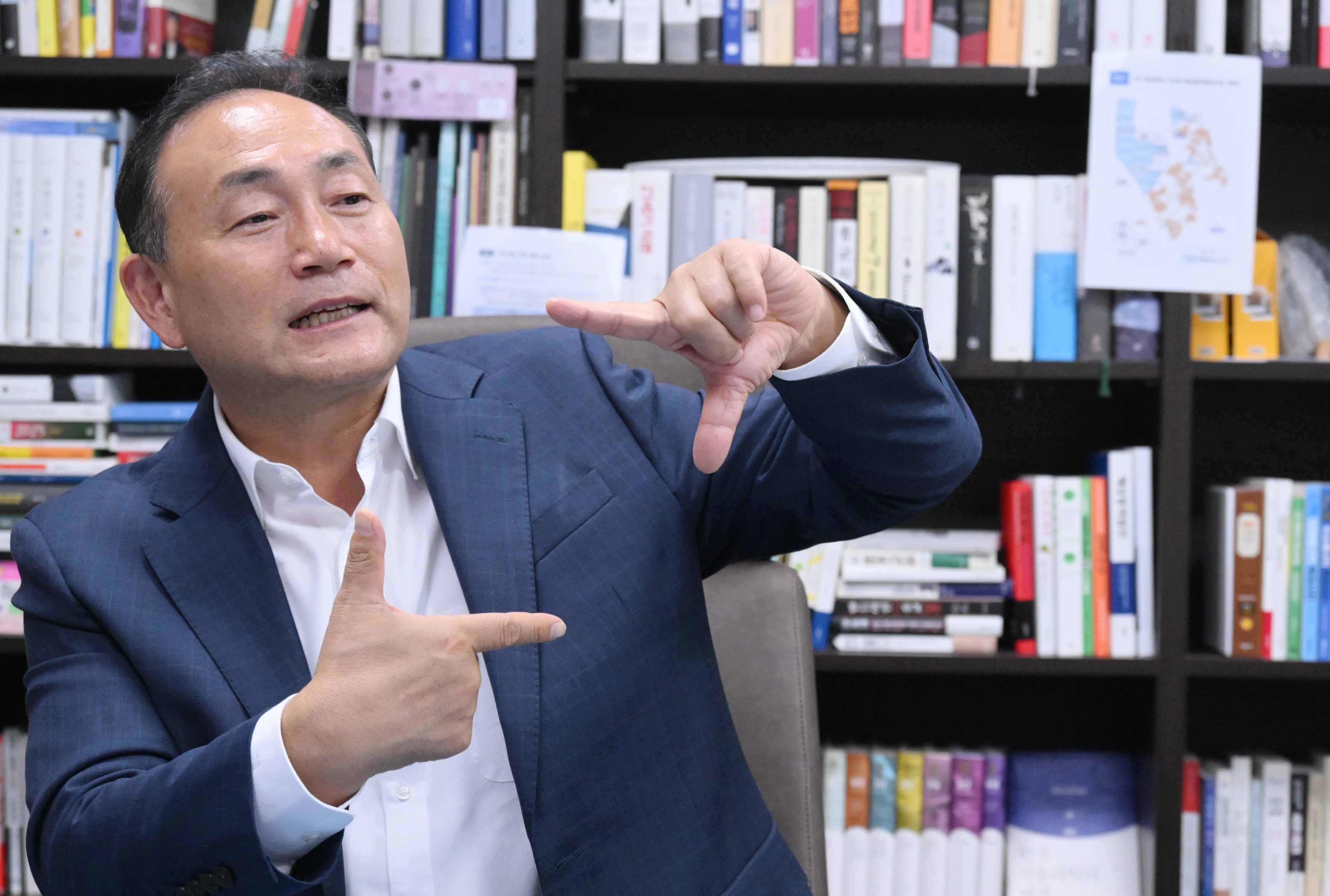김원이 더불어민주당 의원이 19일 국회 의원회관에서 진행된 서울신문과의 인터뷰에서 ‘RE100 산단 특별법’에 대해 설명하고 있다. 안주영 전문기자