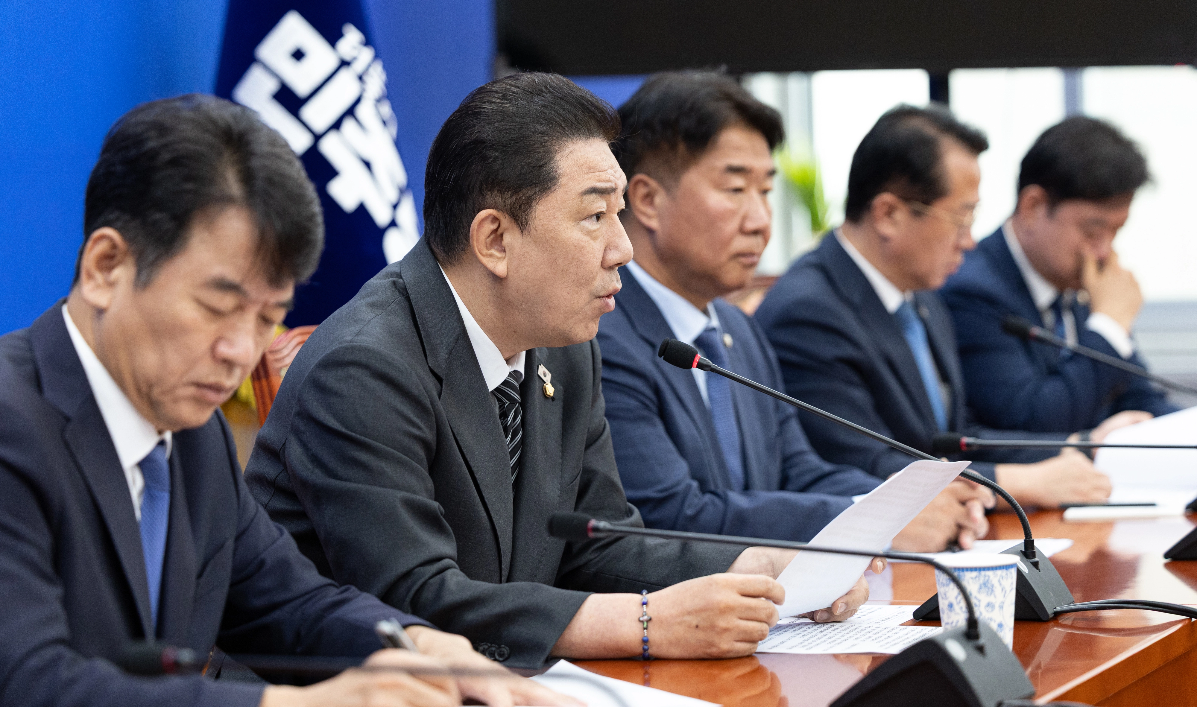 김병기(왼쪽 두 번째) 더불어민주당 원내대표가 19일 국회에서 열린 기자간담회에서 장동혁 국민의힘 대표의 윤석열 전 대통령 면회에 대해 “야스쿠니 신사를 참배하는 일본 극우세력 망동과 다를 바 없다”고 비판하고 있다. 
뉴스1