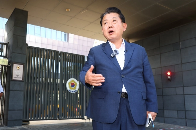 더불어민주당 재외국민안전대책단 단장인 김병주 최고위원이 18일(현지시간) 캄보디아 프놈펜에 있는 주캄보디아 한국 대사관 앞에서 한국인 구출 관련 내용을 브리핑하고 있다. 김 최고위원은 캄보디아 정부의 도움을 받아 감금돼 있던 한국인 청년 3명을 구출했다고 이날 밝혔다. 2025.10.18 연합뉴스