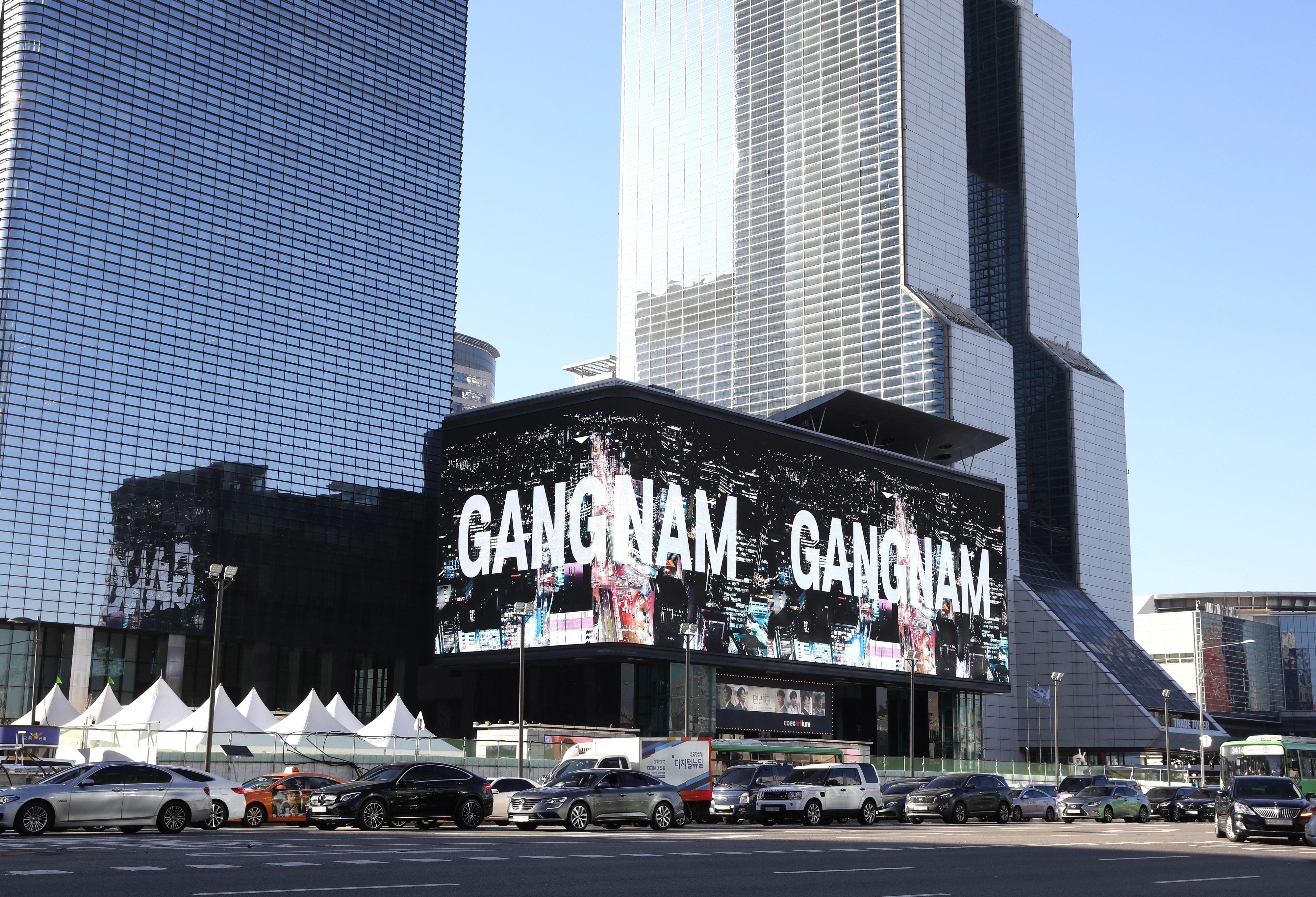 강남구에 있는 ‘코엑스 K팝 광장’의 전광판. ‘케이팝 데몬 헌터스’ 속 걸그룹인 ‘헌트릭스’의 ‘골든’ 뮤직비디오가 극 중 이곳에서 공개돼 화제를 모았다.
서울 강남구 제공