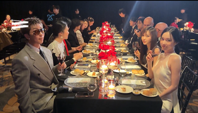 지난 15일 서울 종로구 포시즌스 호텔에서 개최된 W코리아 ‘러브 유어 W 2025’(LOVE YOUR W 2025) 행사 현장. 연예계 유명 인사가 한데 모여 파티를 즐기는 모습이다. 자료: W코리아 공식 소셜미디어(SNS)