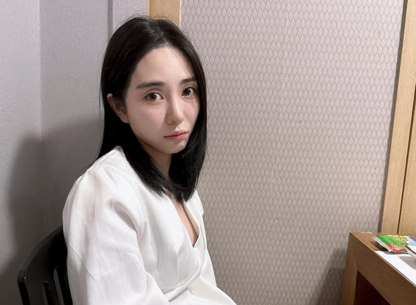 그룹 AOA 출신 배우 권민아가 국내 유명 패션잡지 더블유코리아(W코리아)의 유방암 자선 행사(오른쪽)에 대해 비판했다. 자료: 권민아 개인 인스타그램