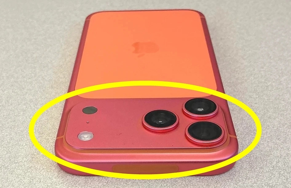 14일(현지시간) 미국 IT·소셜 플랫폼 레딧에는 아이폰17 프로 맥스 코스믹 오렌지 색상 기기가 구매 2주 만에 로즈골드색으로 변색됐다는 후기가 게시됐다. 2025.10.14 레딧