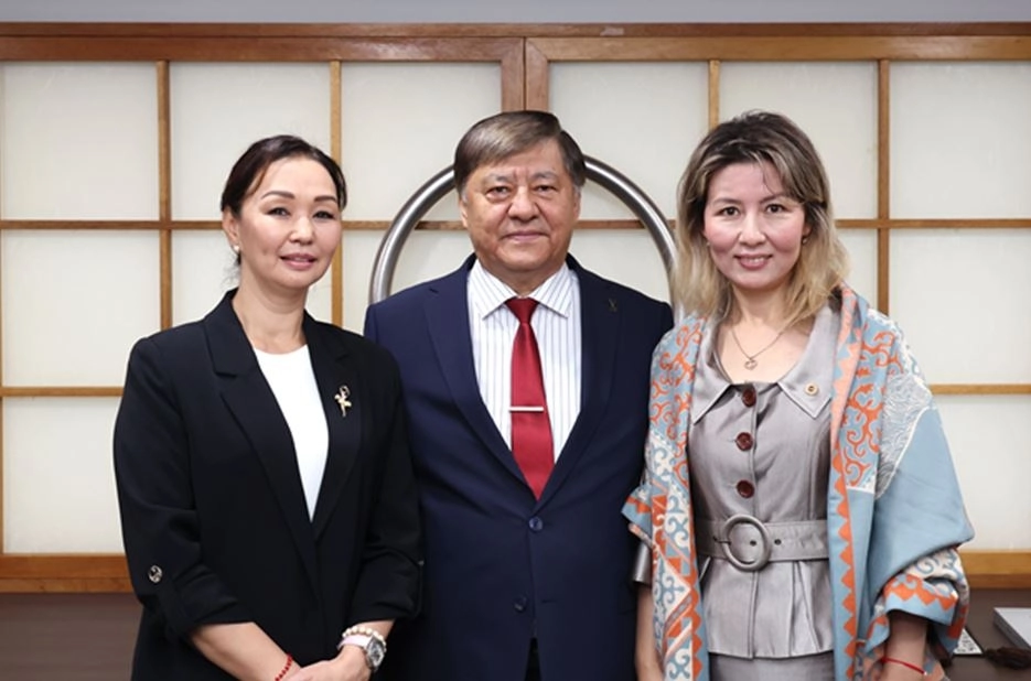 키르기즈스탄 국립오페라 발레극장 극단장(가운데), 예술감독(왼쪽), 아이수루 서울시의원(오른쪽)