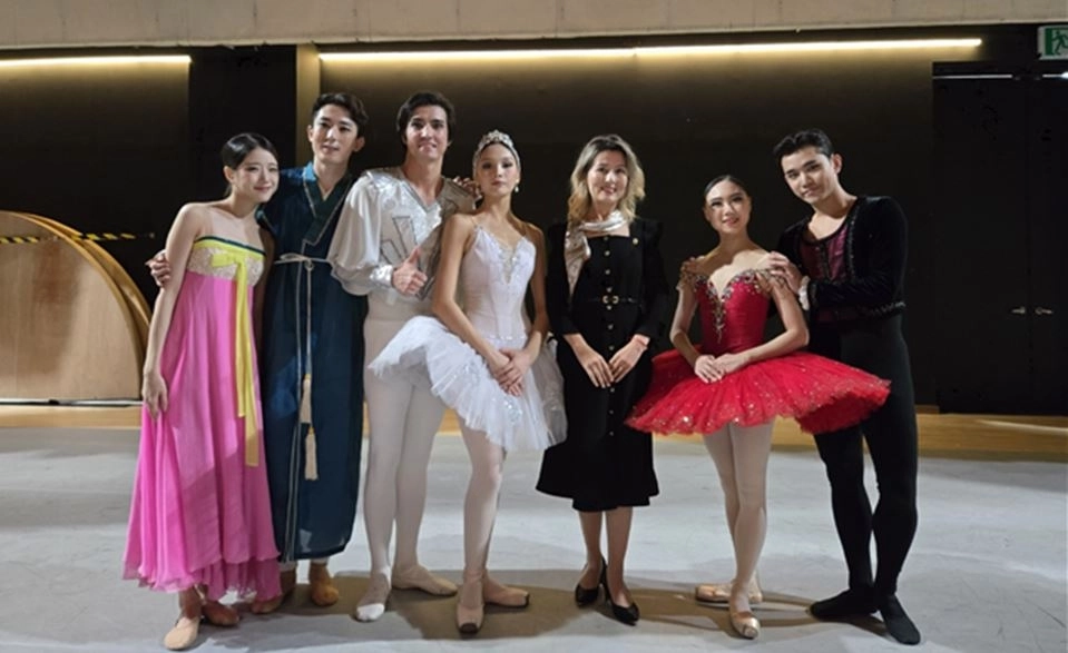 ‘서울과 비슈케크의 Ballet 향연’ 공연 무용수 및 아이수루 서울시의원(오른쪽에서 세 번째)