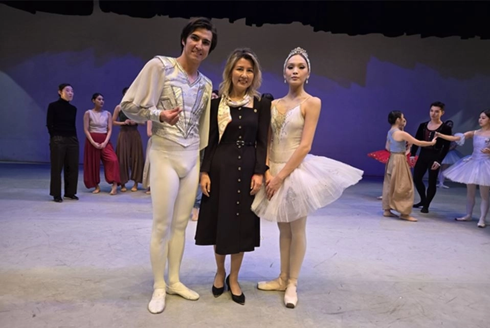 ‘서울과 비슈케크의 Ballet 향연’ 공연 무용수 및 아이수루 서울시의원(가운데)