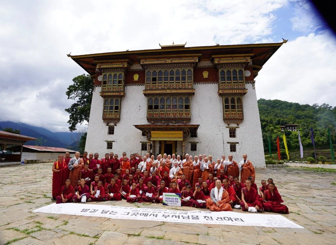 탁상사원, 호랑이 사원이라고도 부른다. 절바위 해발 3000m에 자리잡고 있다.