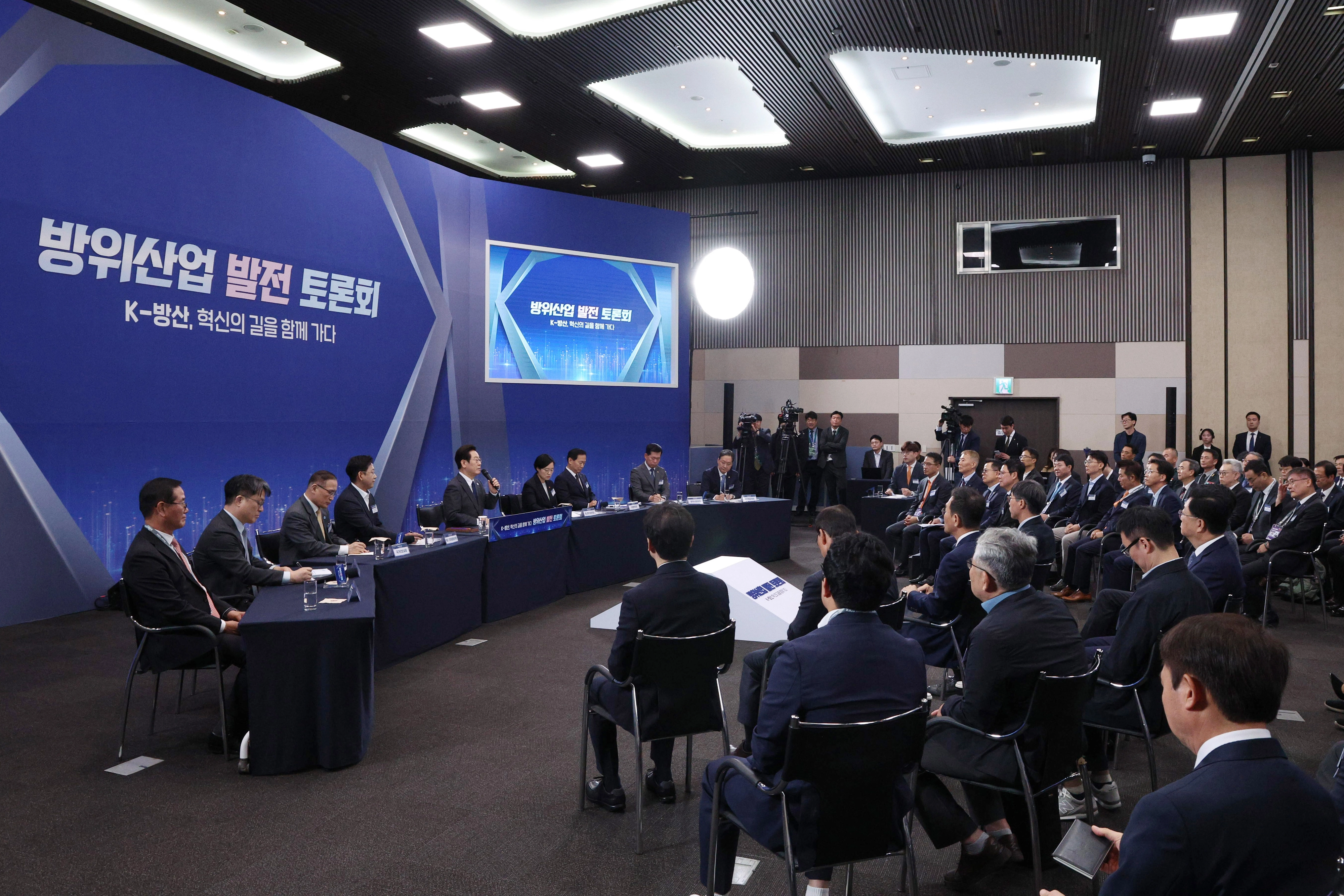 방위산업 발전 토론회  이재명 대통령이 20일 경기 고양시 일산서구 킨텍스에서 열린 방위산업 발전 토론회에서 발언하고 있다. 2025.10.20 뉴시스