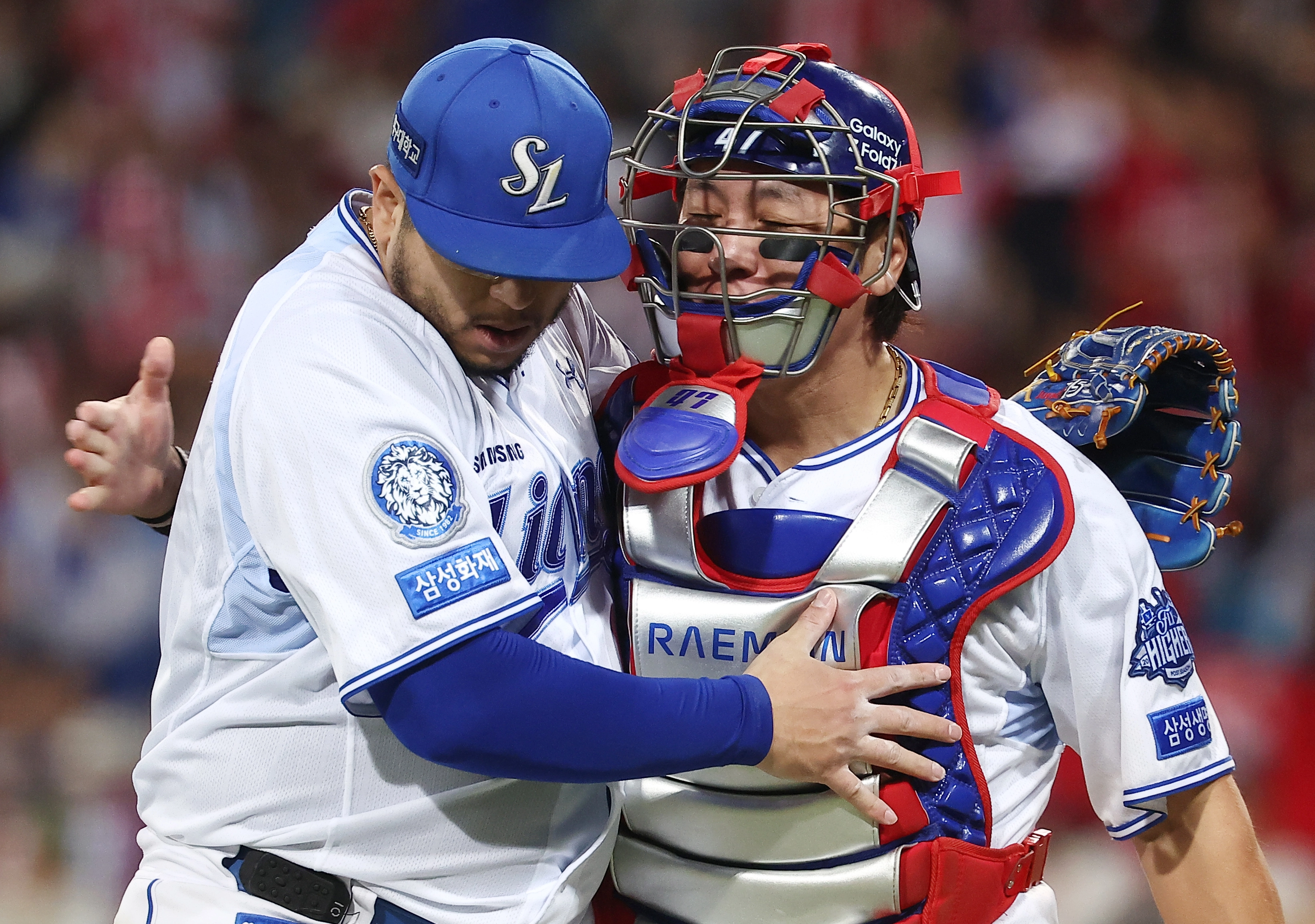 포옹하는 강민호와 후라도  14일 대구 삼성라이온즈파크에서 열린 2025 KBO 프로야구 포스트시즌 준플레이오프 4차전 SSG 랜더스와 삼성 라이온즈의 경기. 7회초까지 무실점으로 틀어막은 삼성 선발 투수 후라도가 강민호와 포옹하고 있다. 2025.10.14 대구 연합뉴스