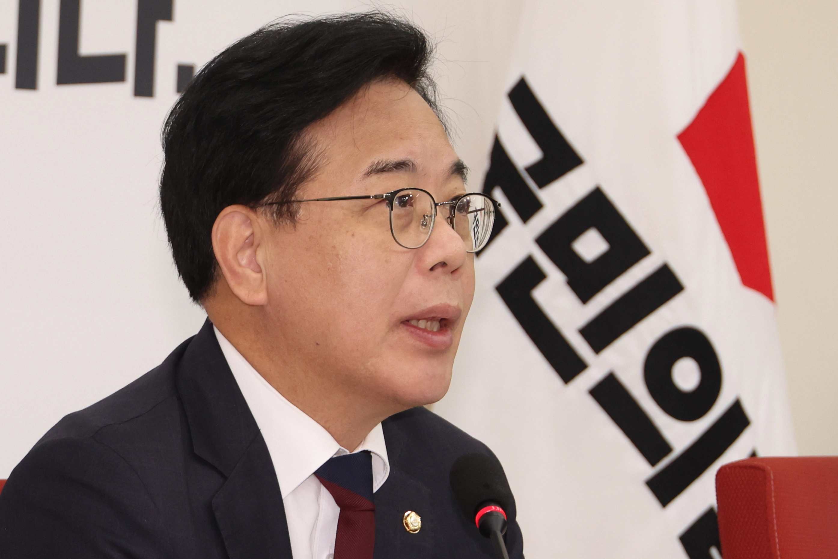 국민의힘 송언석 원내대표, 국감 중간평가 기자간담회  국민의힘 송언석 원내대표가 20일 서울 여의도 국회에서 국정감사 중간평가 등 현안 관련 기자간담회를 하고 있다. 2025.10.20 연합뉴스