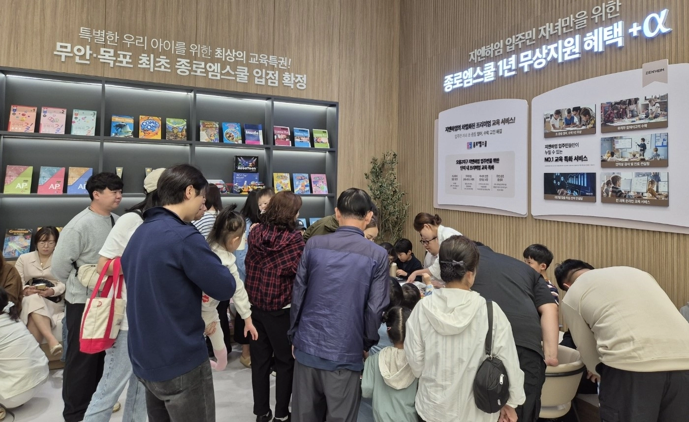 전남 무안군 오룡2지구 ‘오룡2지구 지엔하임’ 주택전시관을 찾은 방문객들이 분양 상담을 받고 있다.