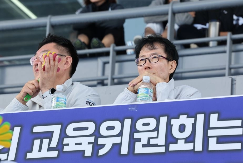 제106회 전국체육대회 수구와 하키 경기를 직접 찾은 전병주 부위원장(오른쪽)