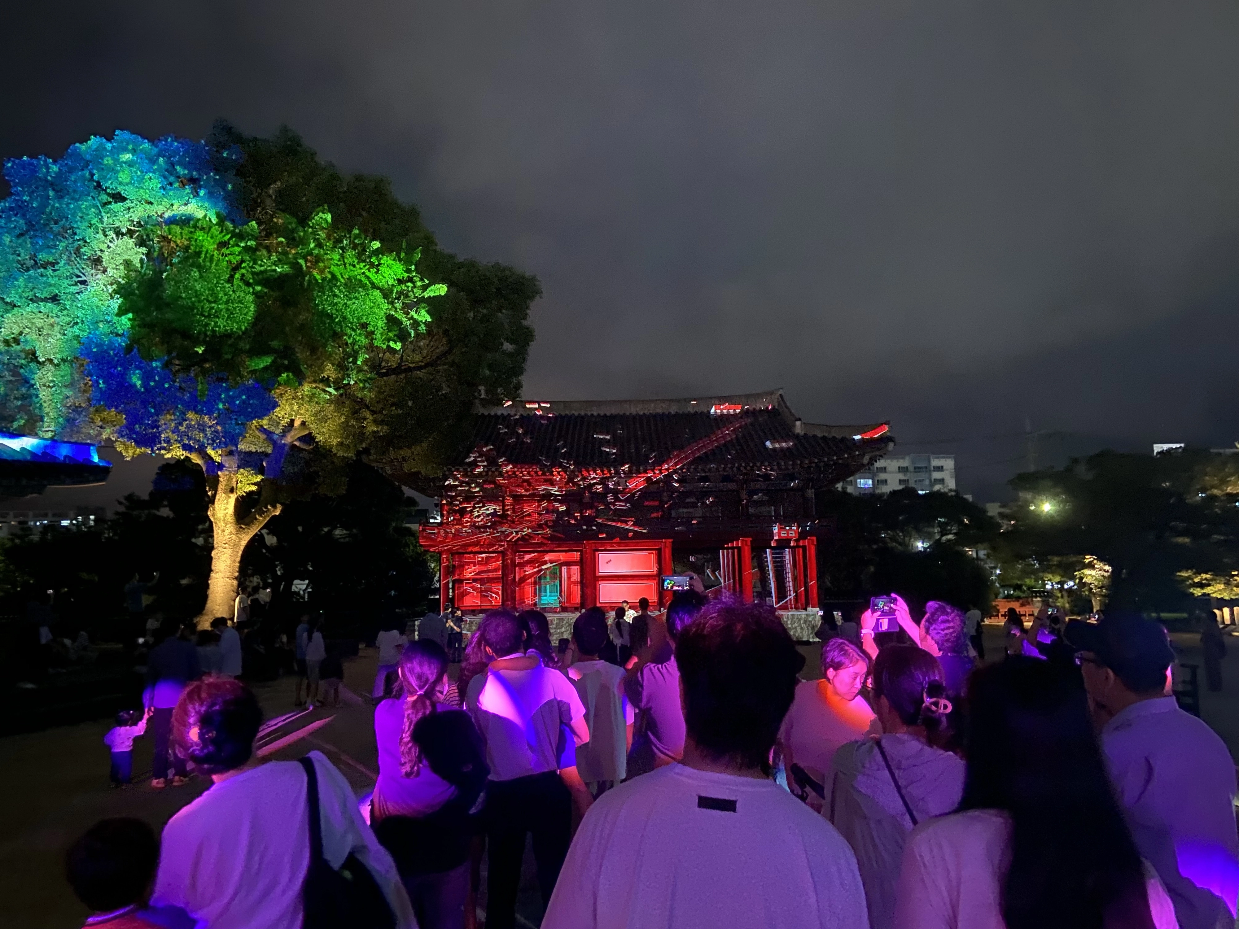 제주목 관아 미디어아트를 구경하러 몰려든 사람들의 모습. 제주도 세계유산본부 제공