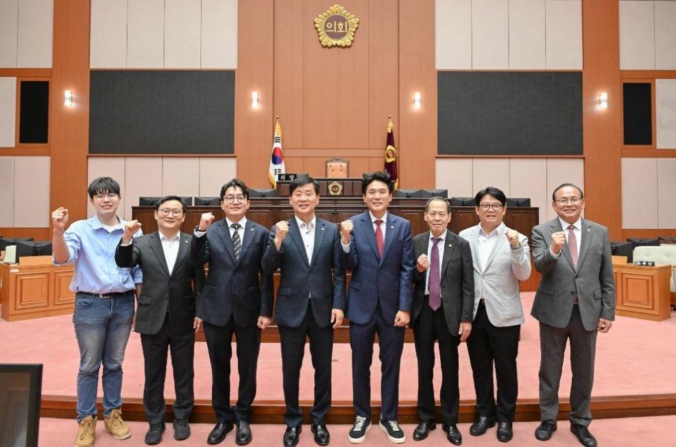 지난 20일 부산광역시의회를 방문한 서울시의회 도시계획균형위원회(위원장 김길영) 소속 위원들이 기념촬영을 하고 있다.