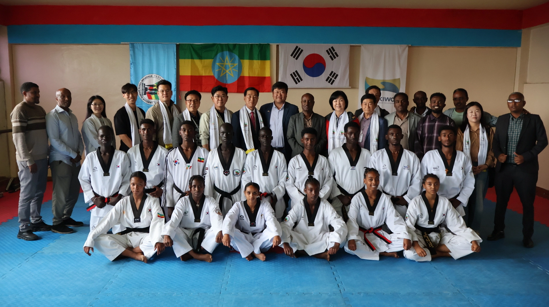 경기도의회 미래과학협력위원회 의원들이 에티오피아 참전용사촌 히브레피레 초중등학교에서 한국어 교육을 받는 태권도 수련생들 및 학교 관계자들과 기념촬영을 하고 있다. (사진=경기도의회)