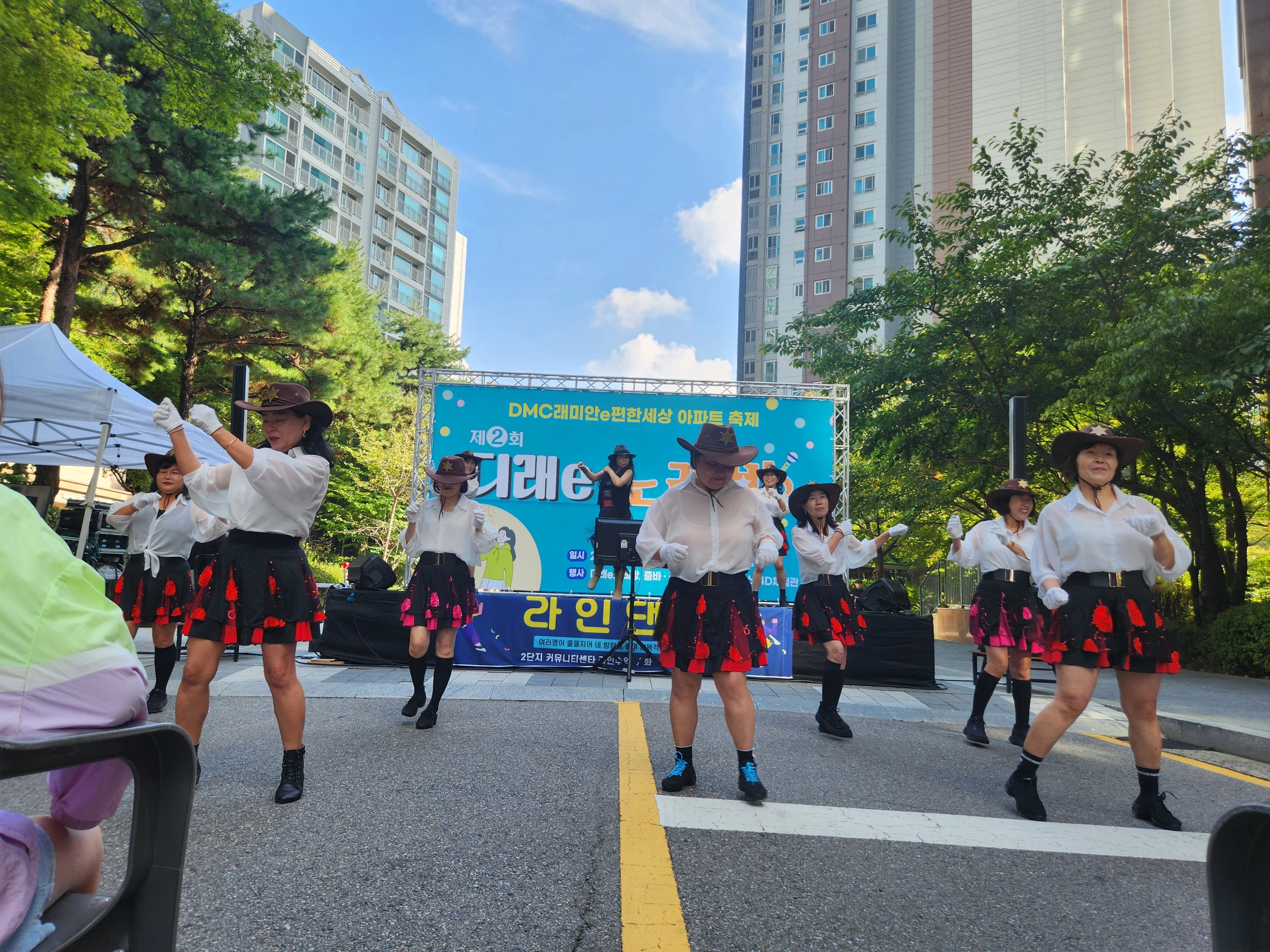 지난 19일 열린 아파트 축제 ‘디래e 노래방’ 행사 모습