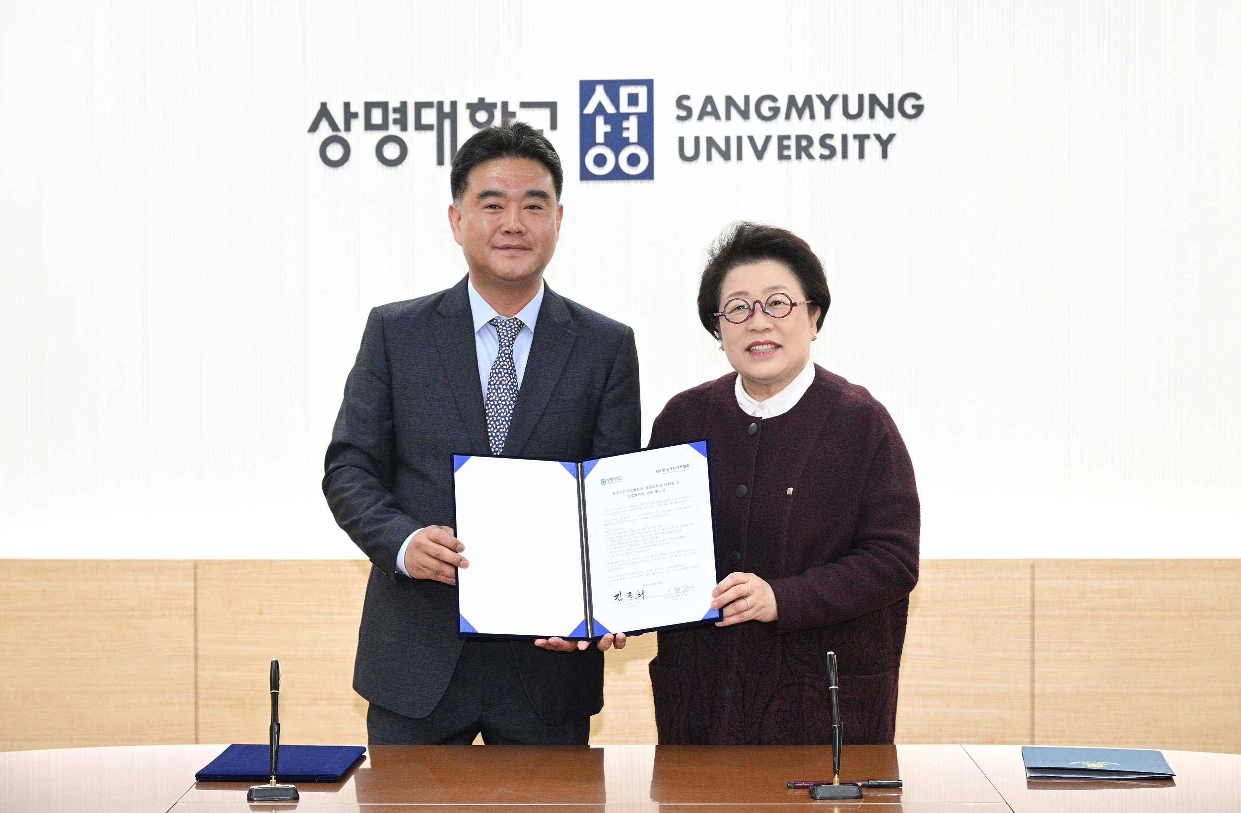 이호재 한국사진기자협회장과 김종희 상명대학교 총장이 20일 서울 종로구 상명대학교에서 한국사진기자협회와 상명대학교 대학원 간 상호협력에 관한 업무협약을 체결한 뒤 기념촬영을 하고 있다. 2025.10.20 사진공동취재단