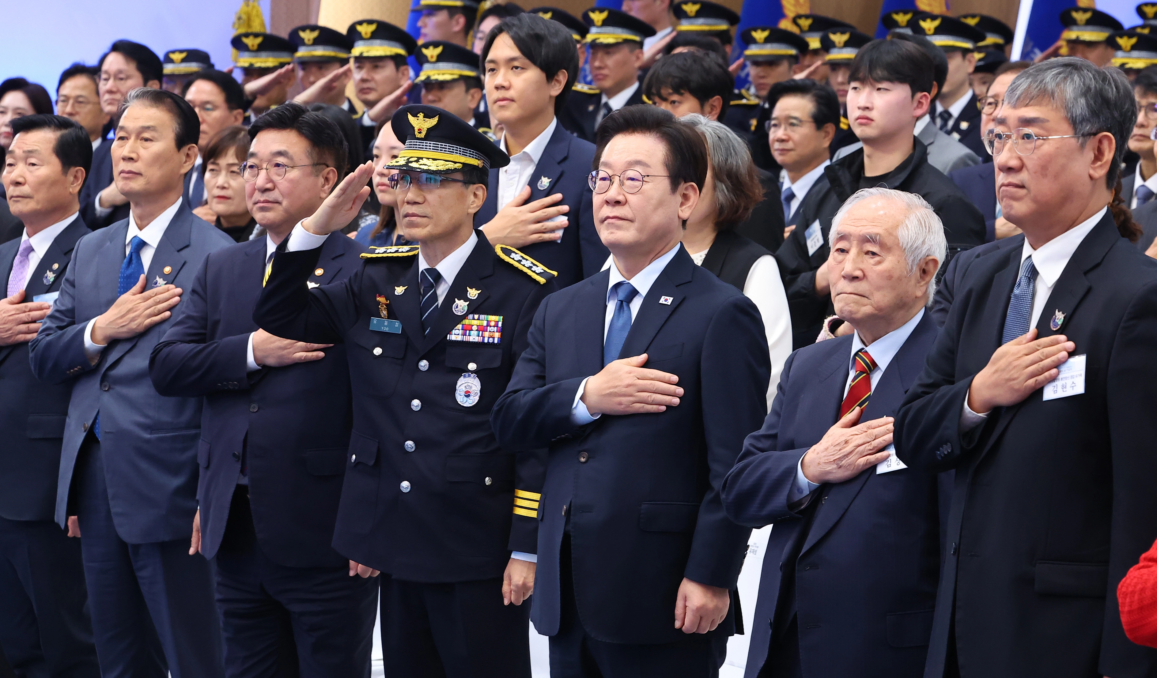 이재명 대통령, 경찰의 날 기념식 참석  이재명 대통령이 21일 서울 서대문구 경찰청에서 열린 80주년 경찰의 날 기념식에서 국민의례를 하고 있다. 2025.10.21 연합뉴스
