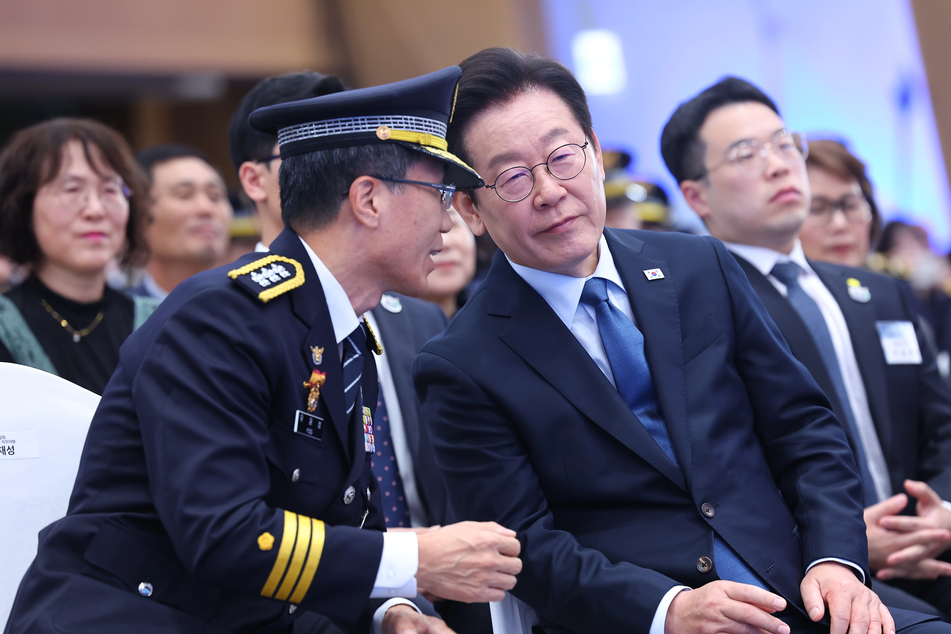이재명 대통령, 경찰의 날 기념식 참석  이재명 대통령이 21일 서울 서대문구 경찰청에서 열린 80주년 경찰의 날 기념식에서 유재성 경찰청장 직무대행과 대화하고 있다. 2025.10.21 연합뉴스