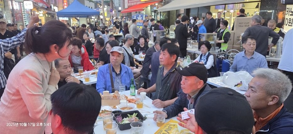 구미경 의원이(베이지 정장) 행사에 참석해 주민들과 소통하고 있다.