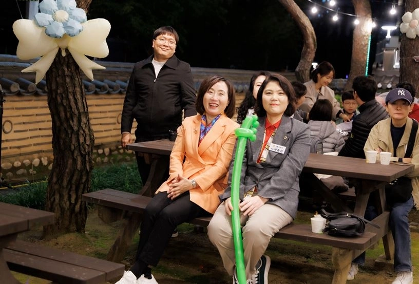 음악 축제를 즐기는 전주혜 국민의힘 강동갑당협위원장과 박춘선 서울시의원