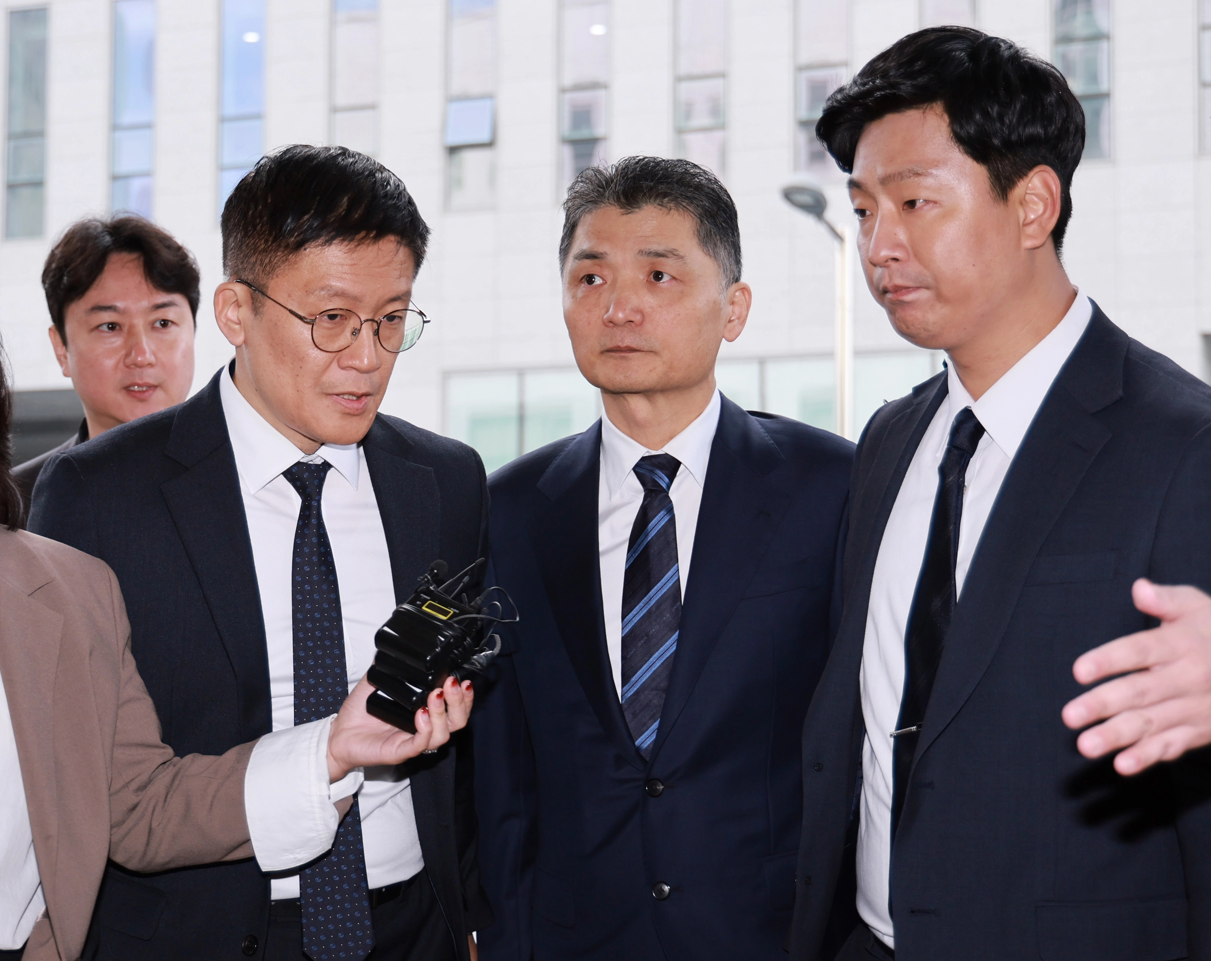 SM엔터테인먼트 시세 조종 공모 혐의로 재판에 넘겨져 1심 무죄 판결을 받은 김범수 센터장이 21일 서울 양천구 서울남부지법에 출석하며 입을 굳게 다문 모습.  연합뉴스