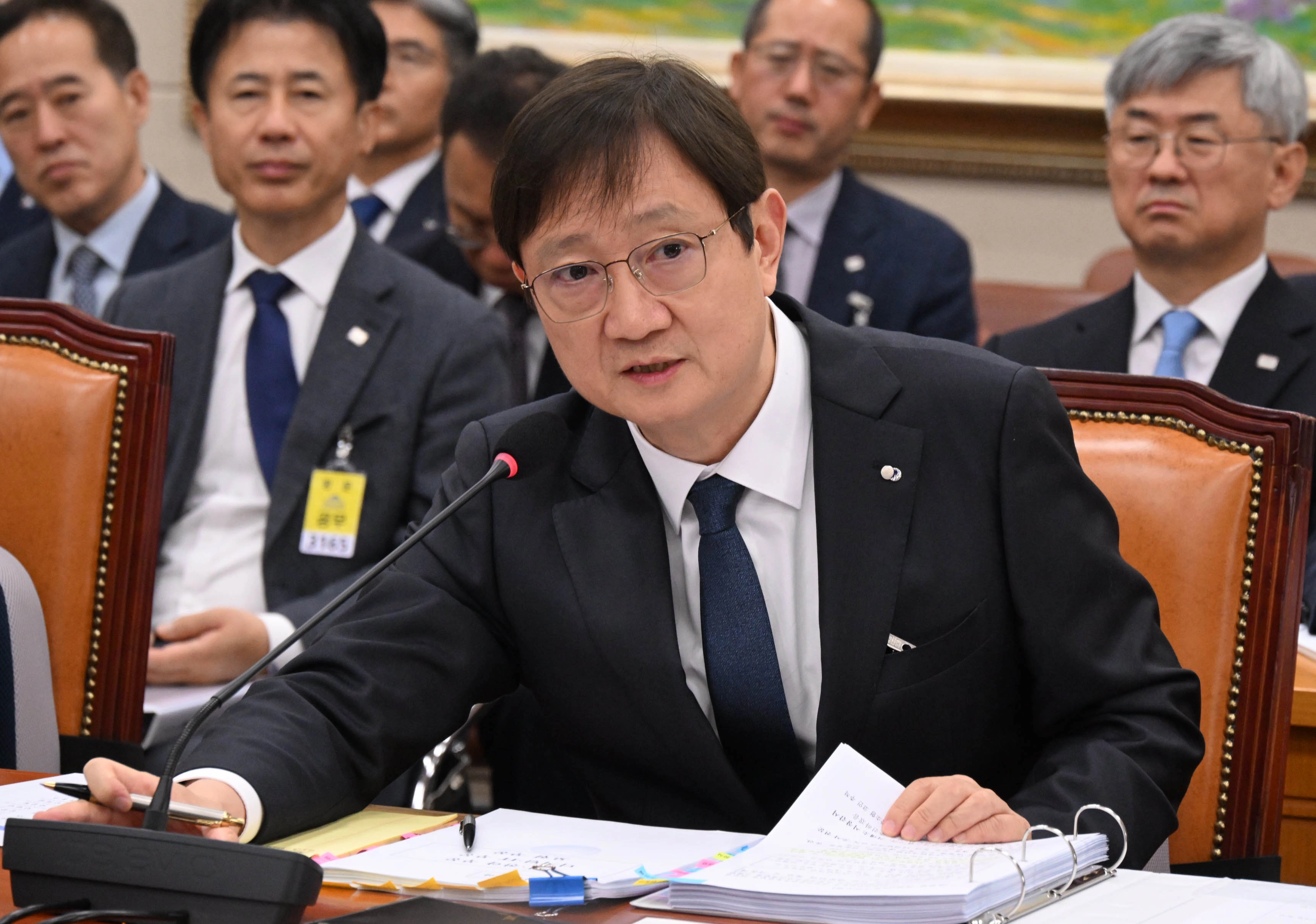 이찬진 금융감독원장이 21일 서울 여의도 국회에서 열린 2025년도 정무위원회 국정감사에 출석해 의원질의에 답하고 있다.2025.10.21안주영 전문기자