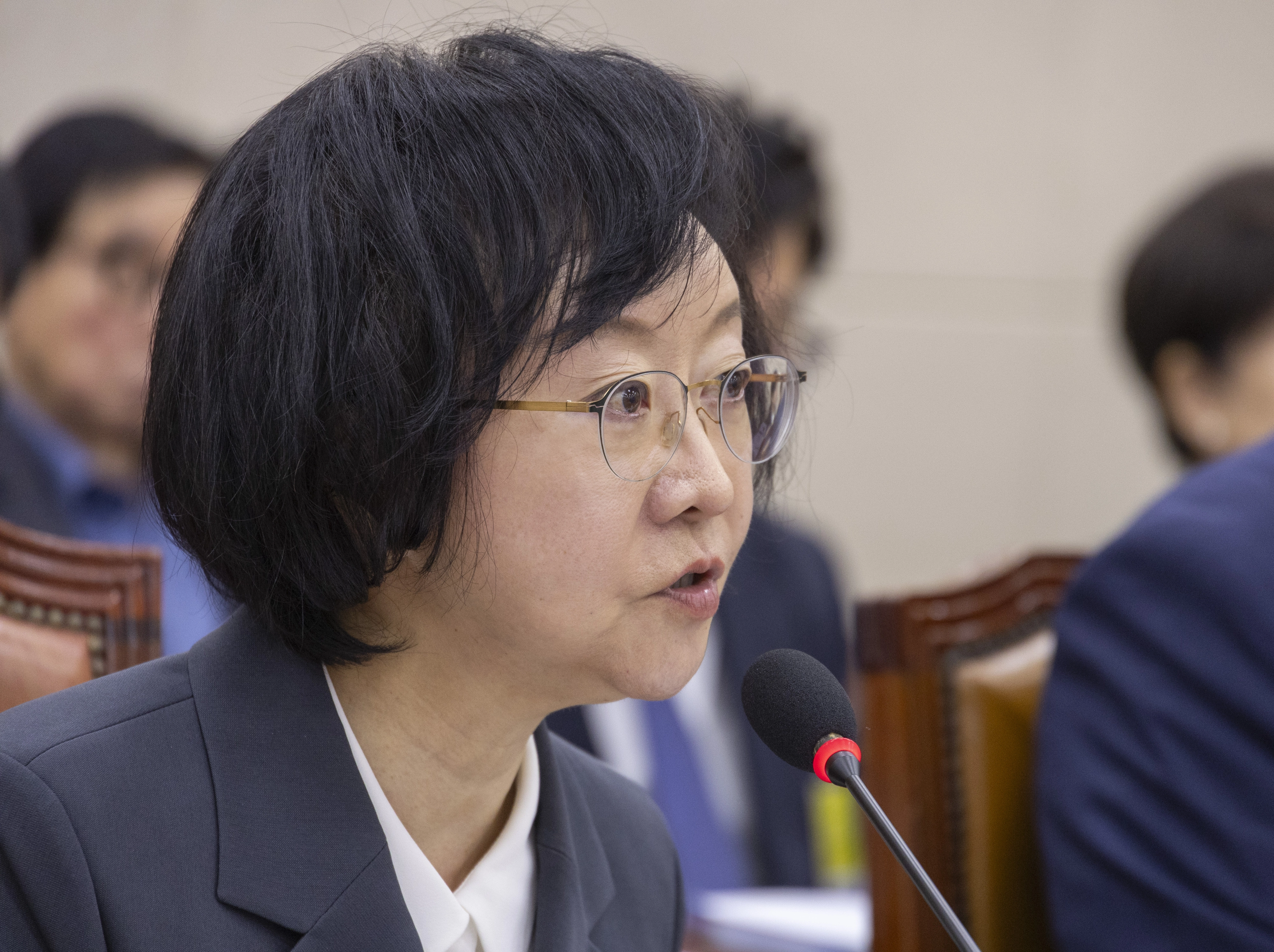 의약품 자급 관련 질문에 답변하는 오유경 식약처장 
    (서울=연합뉴스) 황광모 기자 = 오유경 식품의약품안전처 처장이 21일 국회에서 열린 2025년도 보건복지위원회 국정감사에 출석해 의원 질의에 답하고 있다. 2025.10.21