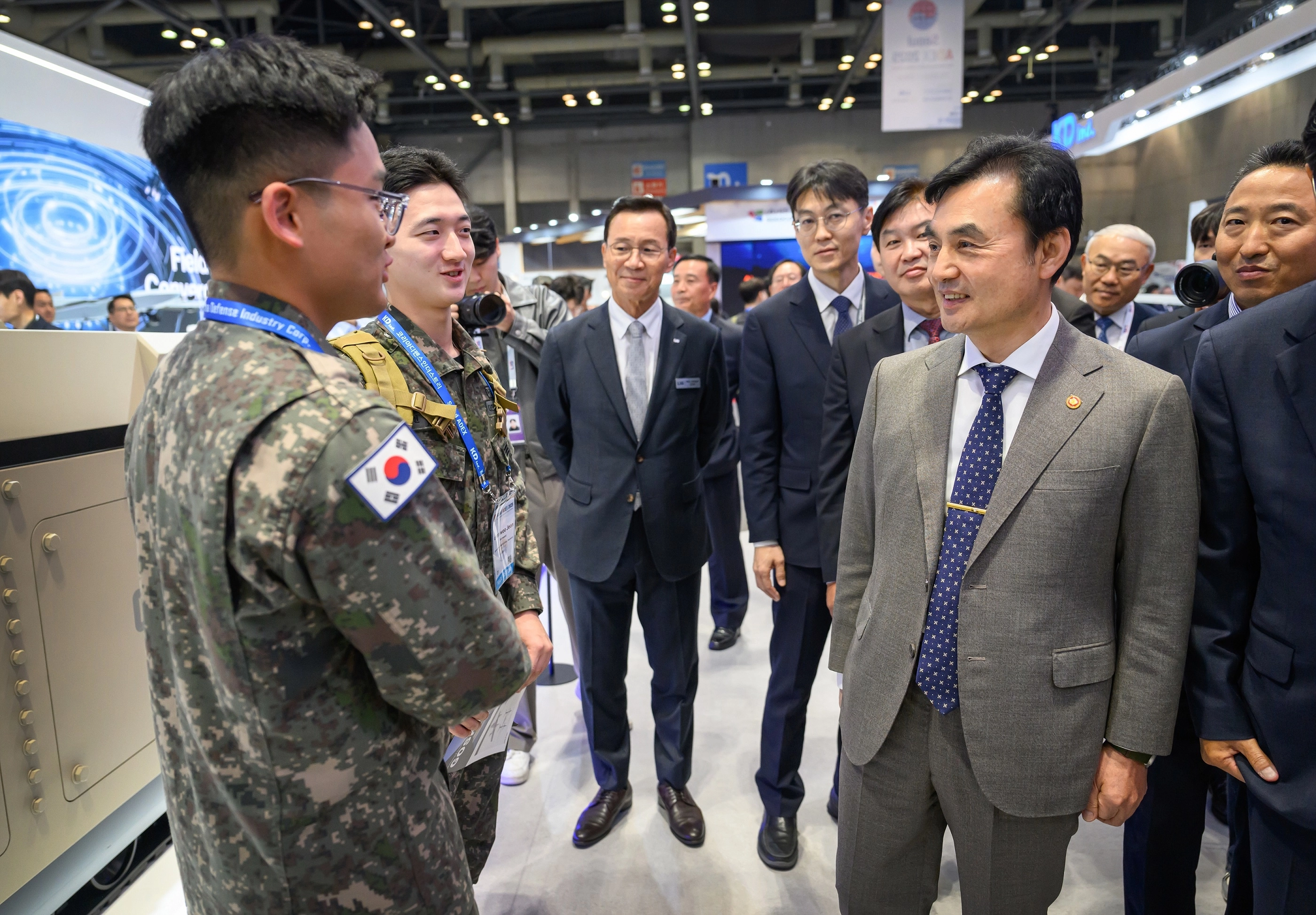 안규백(오른쪽) 국방부 장관이 21일 경기 고양시 일산 킨텍스에서 열린 서울 국제 항공우주 및 방위산업 전시회(ADEX)를 찾아 장병들과 대화하고 있다. 2025.10.21 국방부 제공